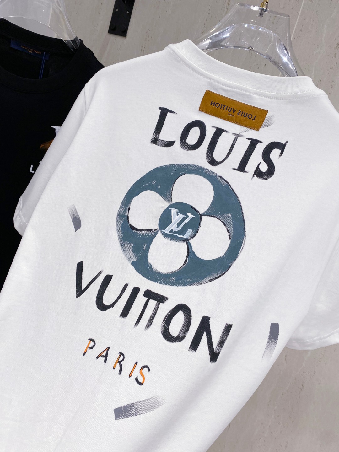 路易威*1V 25SS春夏新款首发专柜最新款短袖圆领T恤 手绘高端订制 设计前卫时尚！品牌logo重工艺