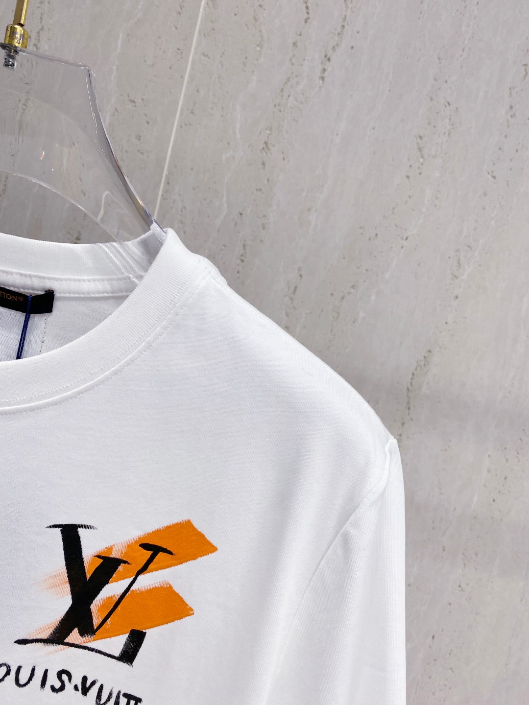 路易威*1V 25SS春夏新款首发专柜最新款短袖圆领T恤 手绘高端订制 设计前卫时尚！品牌logo重工艺