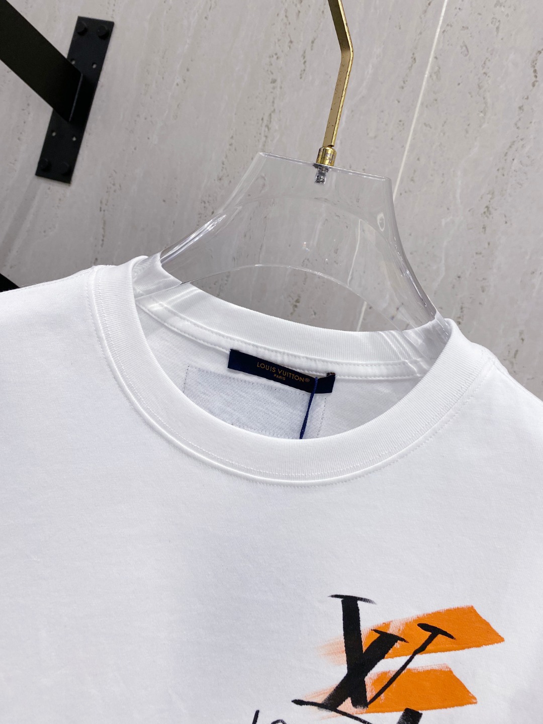 路易威*1V 25SS春夏新款首发专柜最新款短袖圆领T恤 手绘高端订制 设计前卫时尚！品牌logo重工艺
