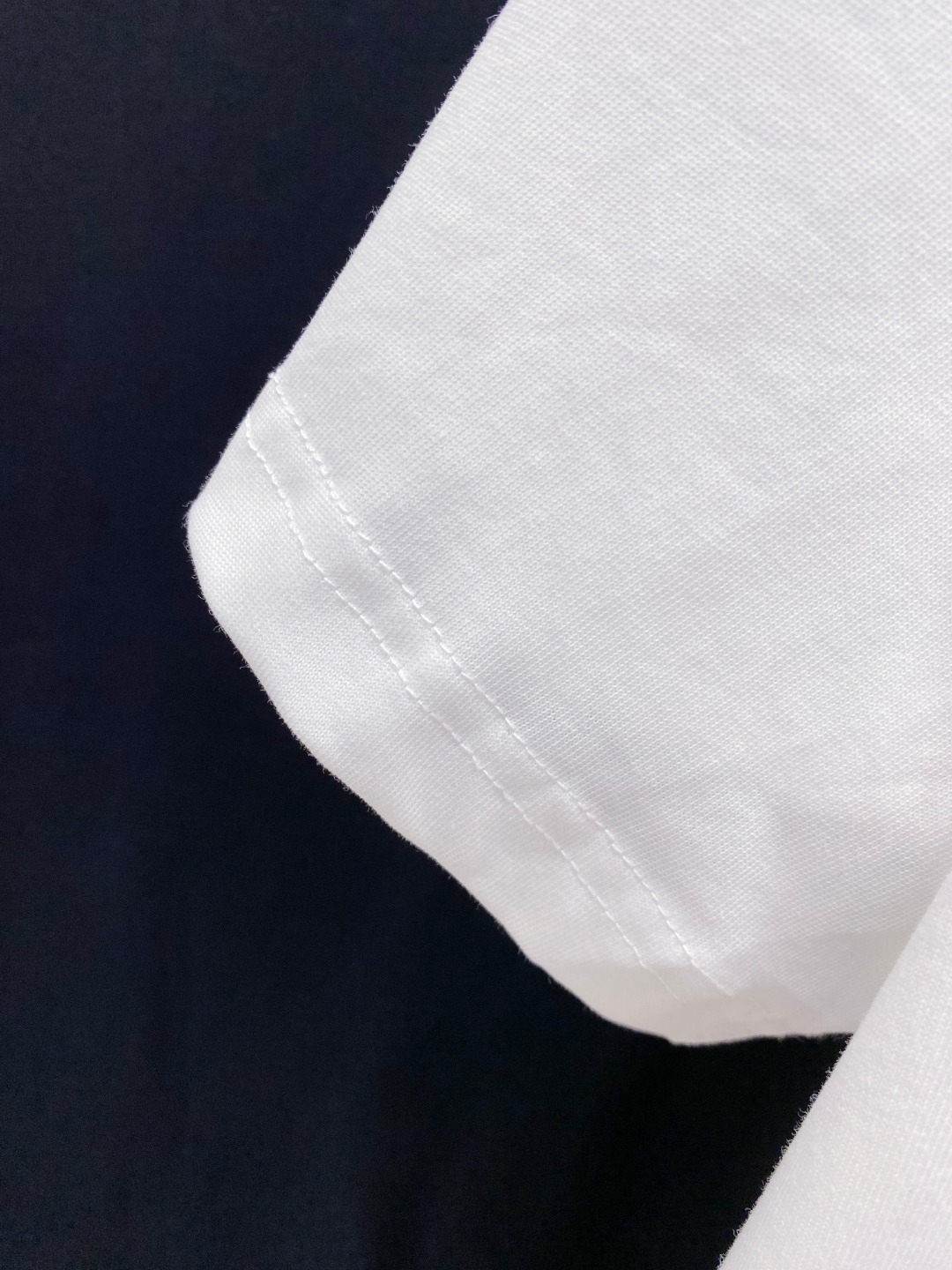 路易威*1V 25SS春夏新款首发专柜最新款短袖圆领T恤 手绘高端订制 设计前卫时尚！品牌logo重工艺