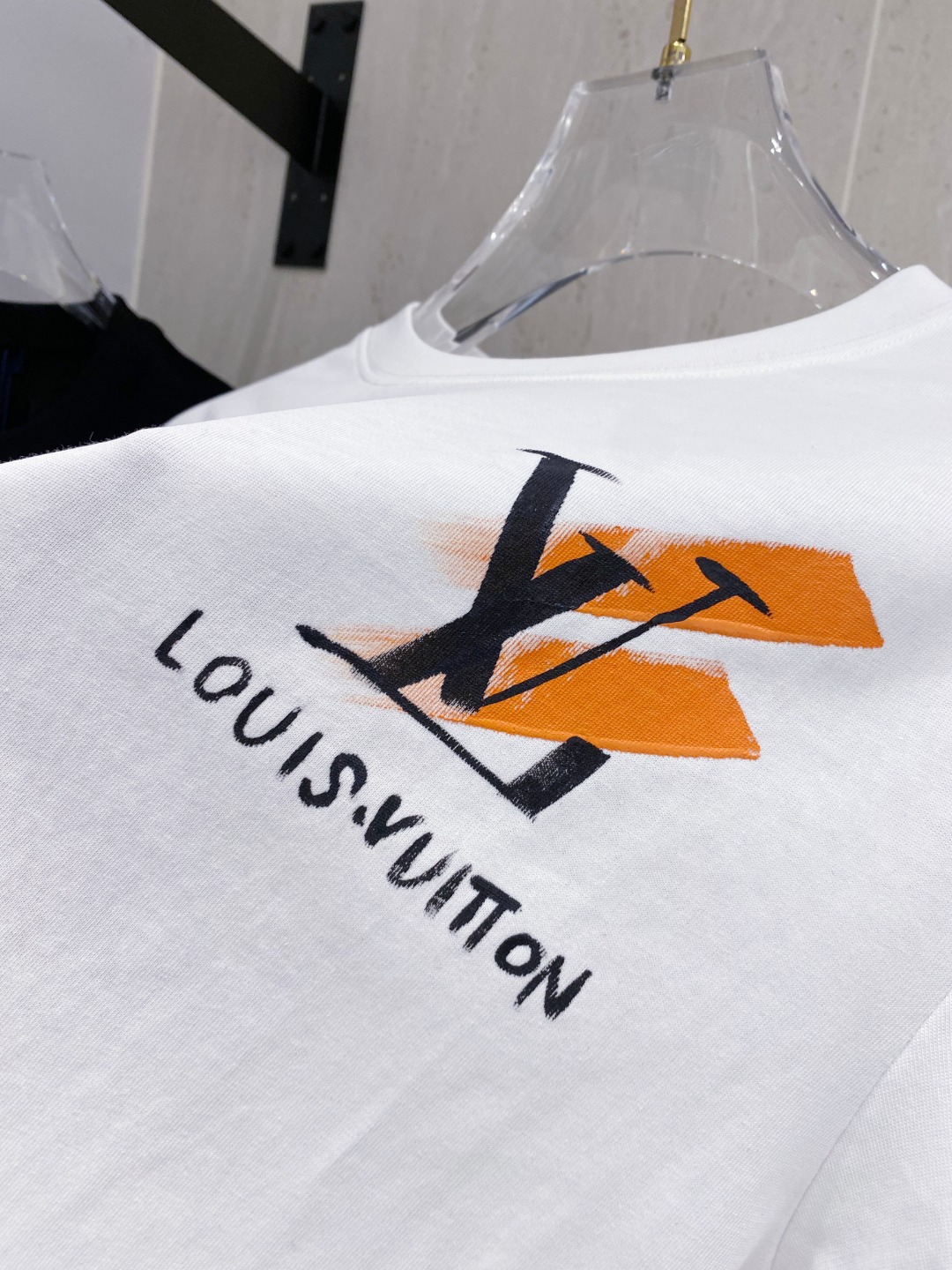 路易威*1V 25SS春夏新款首发专柜最新款短袖圆领T恤 手绘高端订制 设计前卫时尚！品牌logo重工艺