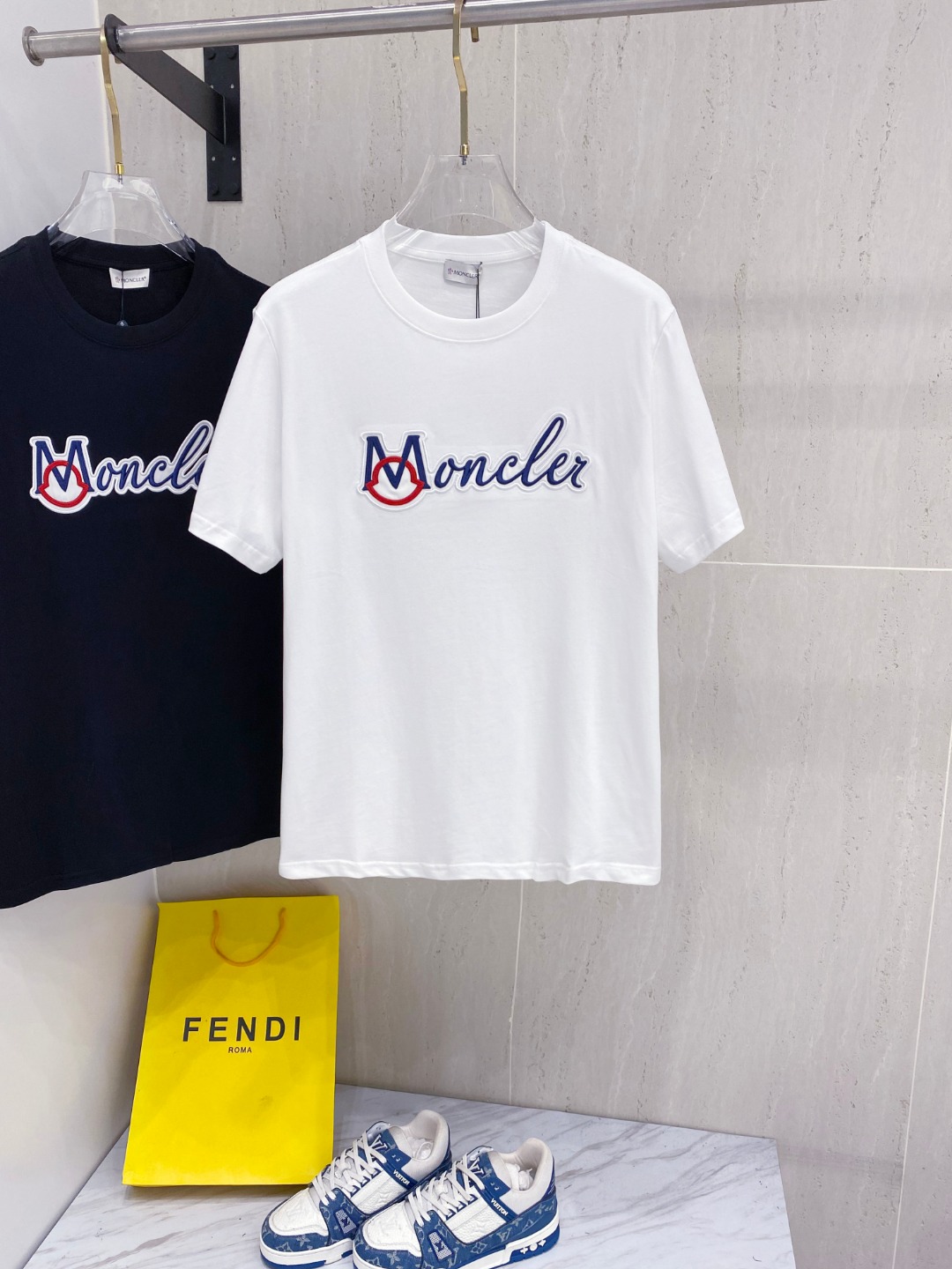 NO:413385,Moncler 25ss Spring and Summer New First-Open Counter Latest Short Sleeve Round Neck T-shirt High-end Customized Design Avant-garde and Fashionable!  Brand logo heavy craft design, high-end customized 240g fabric, soft feel, comfortable to wear, counter-level exquisite car line. Color black and white. S-2XL, T-shirt,tees, t-shirt,alexander wang19860909蒙*Moncler 25ss春夏新款首发专柜最新款短袖圆领T恤 高端订制 设计前卫时尚！品牌logo重工艺设计 高端定制240克面料.手感柔软.穿着舒适.专柜级别精致车线.颜色黑色.白色.码数S-2XL,,T-shirt,tees，t-shirt,alexander wang,Men's clothing