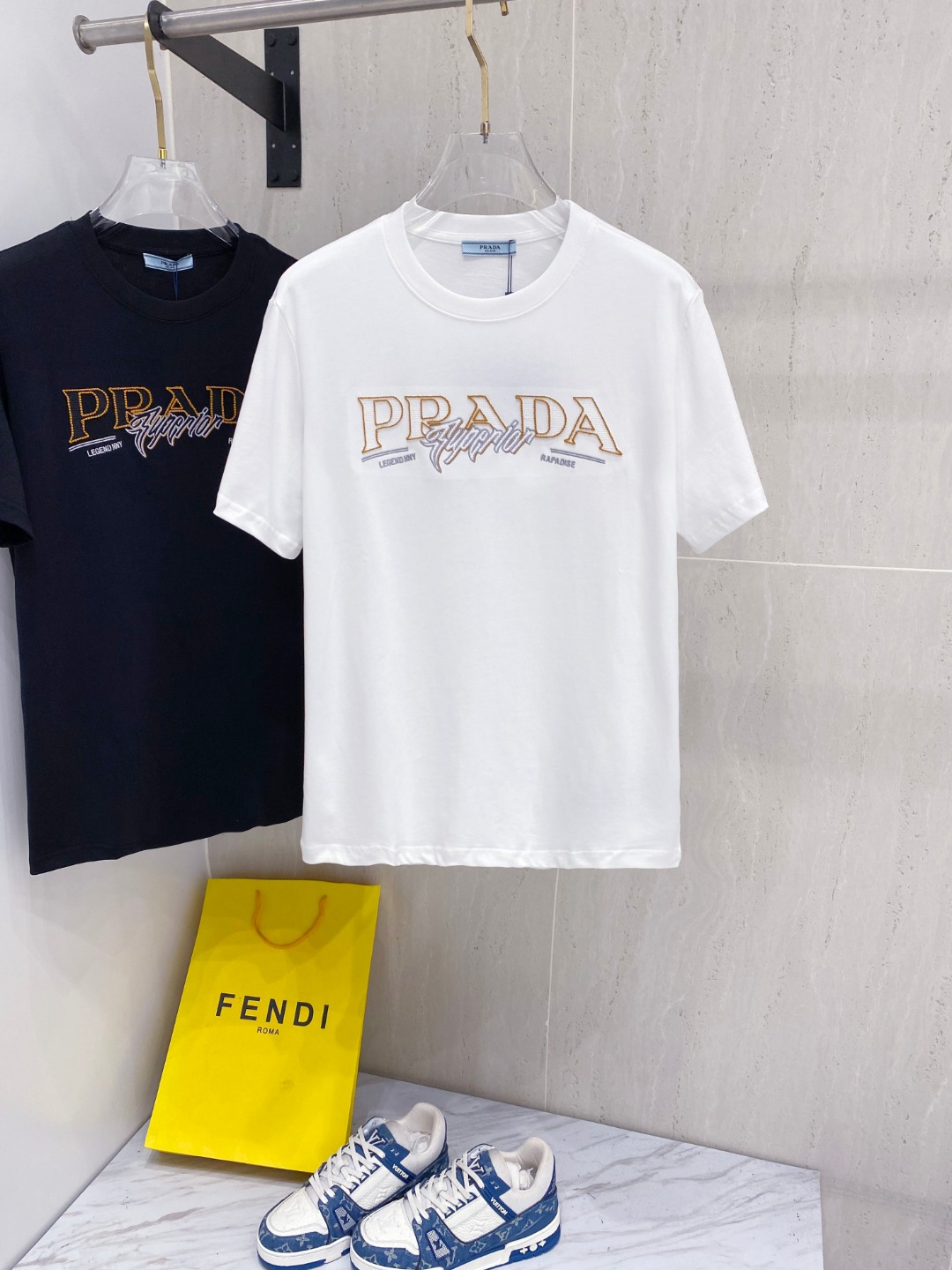 NO:413362,Prada 25ss Spring and Summer New First-Open Counter Latest Short Sleeve Round Neck T-shirt High-end Customized Design Avant-garde and Fashionable!  Brand logo heavy craft design High-end customized 240g fabric. Soft feel and comfortable to wear. Premium car line with counter level. Black and white. S-2XL, prada, prada, T-shirt, tees, t-shirt, alexander wang19860909普拉*Prada 25ss春夏新款首发专柜最新款短袖圆领T恤 高端订制 设计前卫时尚！品牌logo重工艺设计 高端定制240克面料.手感柔软.穿着舒适.专柜级别精致车线.颜色黑色.白色.码数S-2XL,,prada,prada,T-shirt,tees，t-shirt,alexander wang,Men's clothing