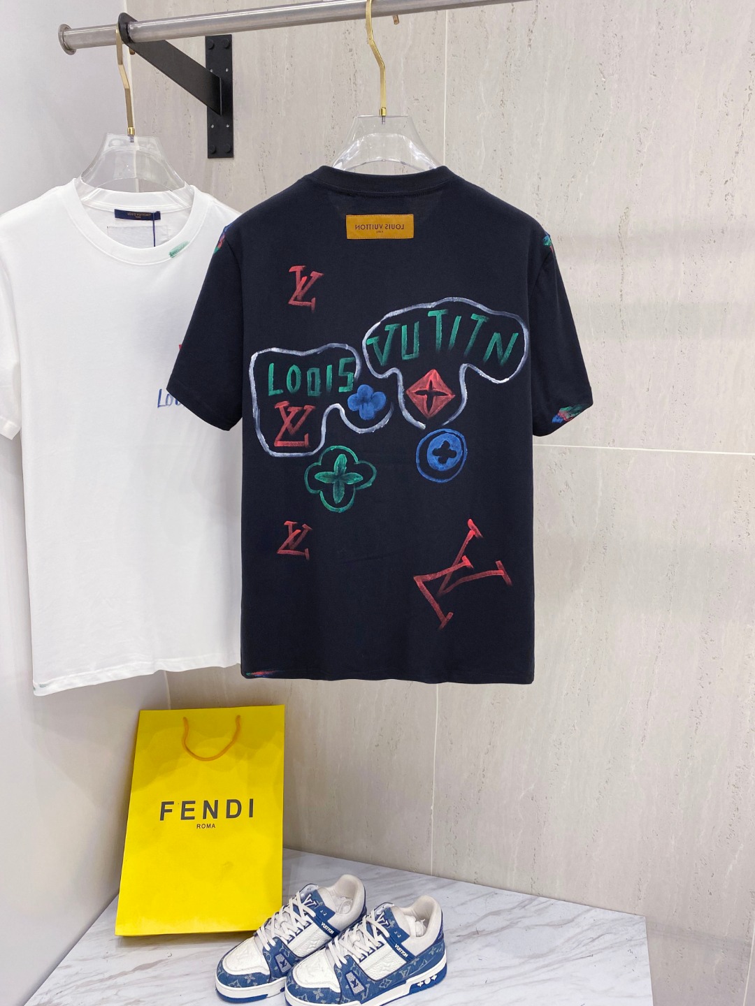 路易威*1V 25SS春夏新款首发专柜最新款短袖圆领T恤 手绘高端订制 设计前卫时尚！品牌logo重工艺