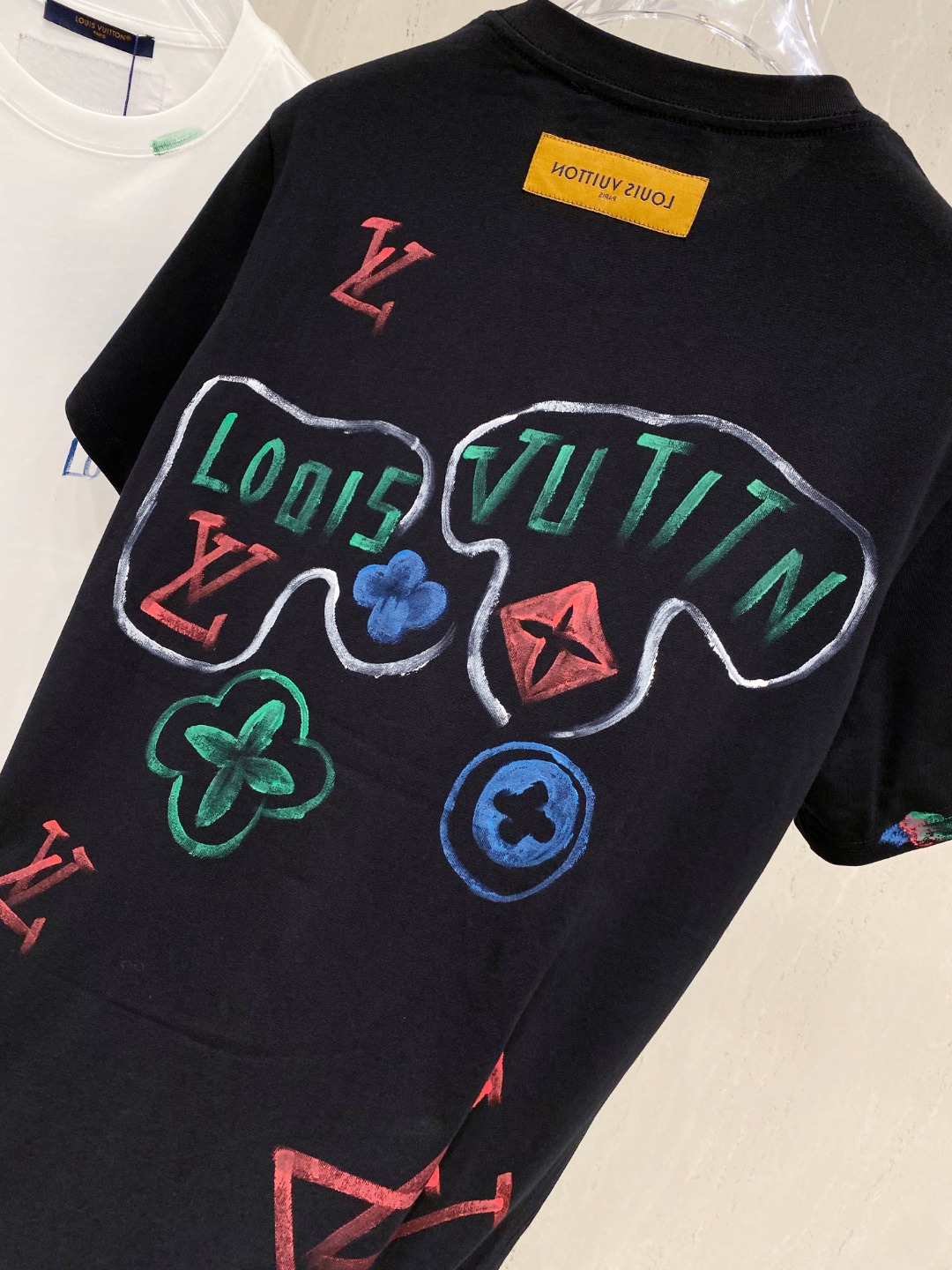 路易威*1V 25SS春夏新款首发专柜最新款短袖圆领T恤 手绘高端订制 设计前卫时尚！品牌logo重工艺