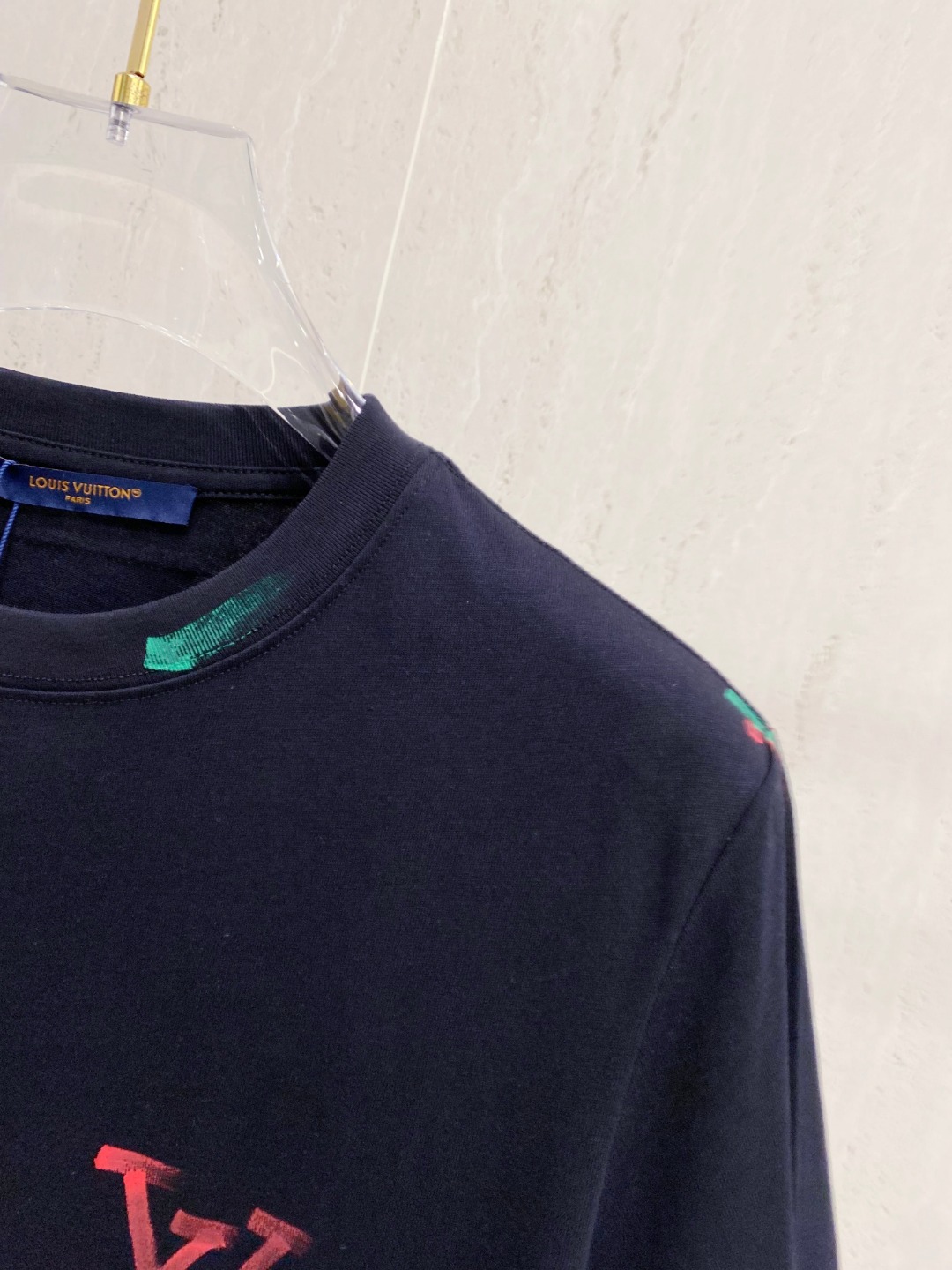 路易威*1V 25SS春夏新款首发专柜最新款短袖圆领T恤 手绘高端订制 设计前卫时尚！品牌logo重工艺