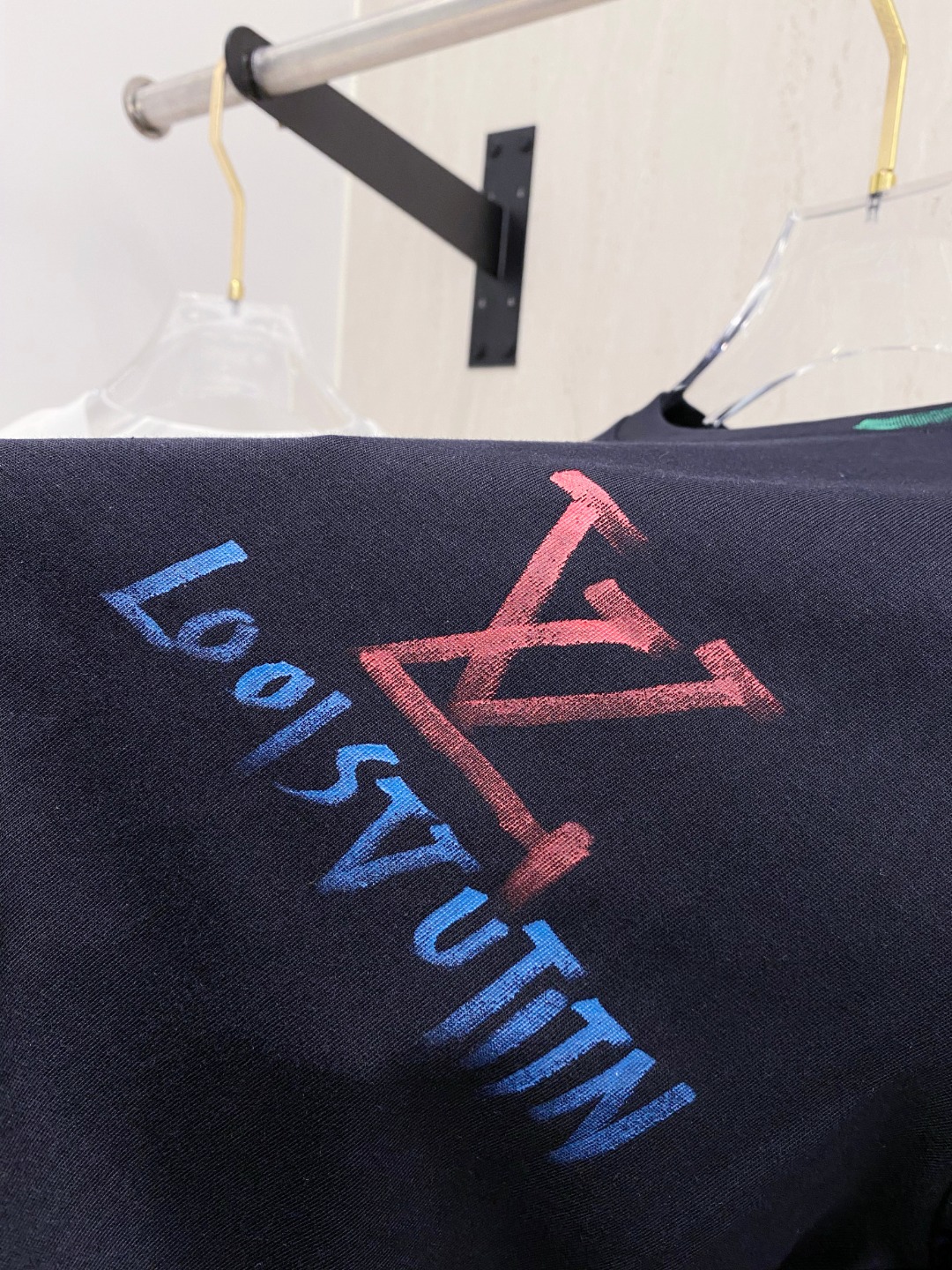 路易威*1V 25SS春夏新款首发专柜最新款短袖圆领T恤 手绘高端订制 设计前卫时尚！品牌logo重工艺