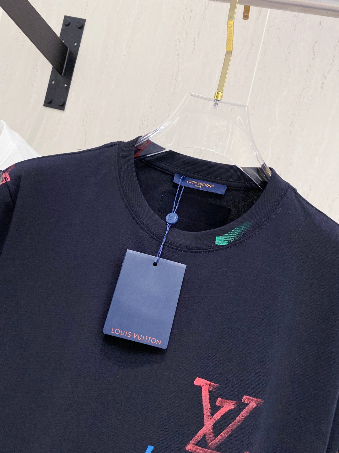 路易威*1V 25SS春夏新款首发专柜最新款短袖圆领T恤 手绘高端订制 设计前卫时尚！品牌logo重工艺