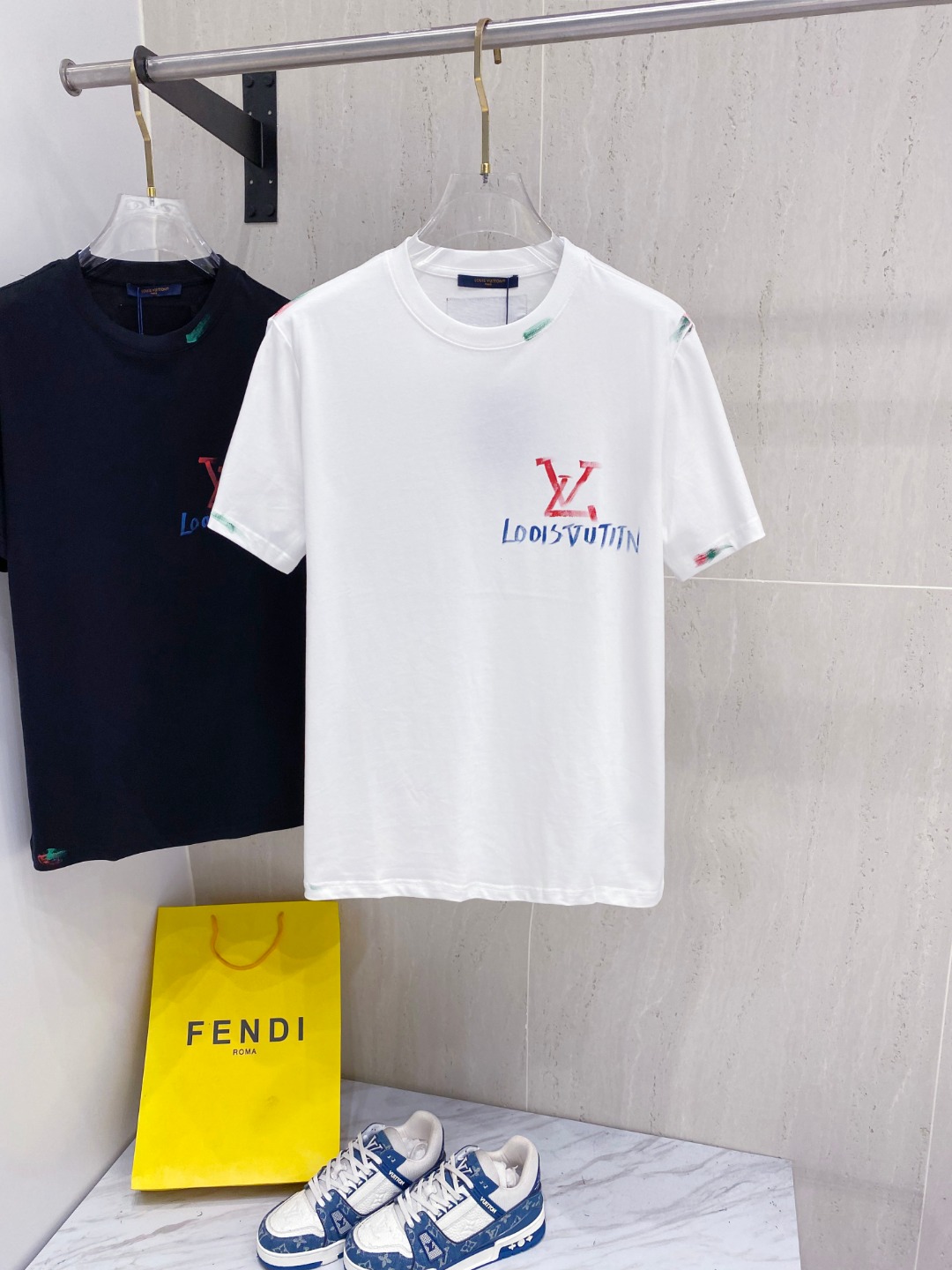 路易威*1V 25SS春夏新款首发专柜最新款短袖圆领T恤 手绘高端订制 设计前卫时尚！品牌logo重工艺