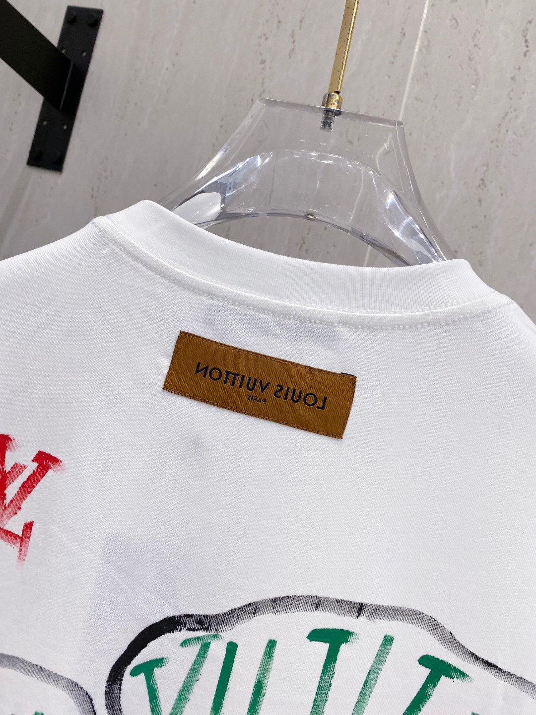 路易威*1V 25SS春夏新款首发专柜最新款短袖圆领T恤 手绘高端订制 设计前卫时尚！品牌logo重工艺