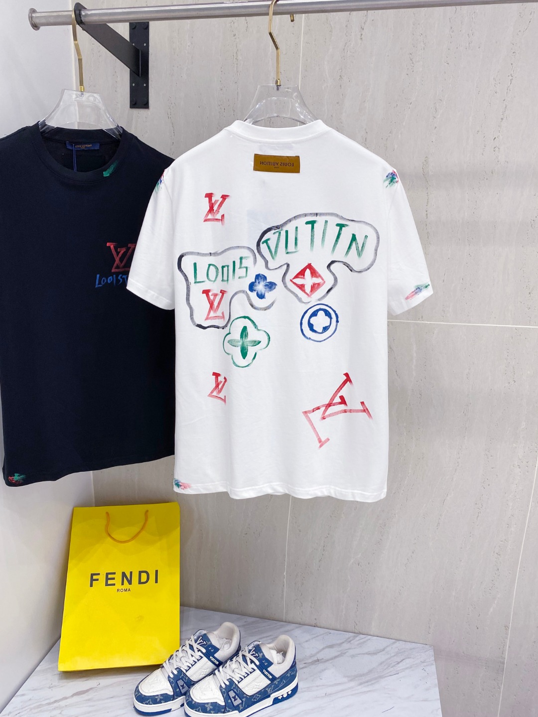 路易威*1V 25SS春夏新款首发专柜最新款短袖圆领T恤 手绘高端订制 设计前卫时尚！品牌logo重工艺