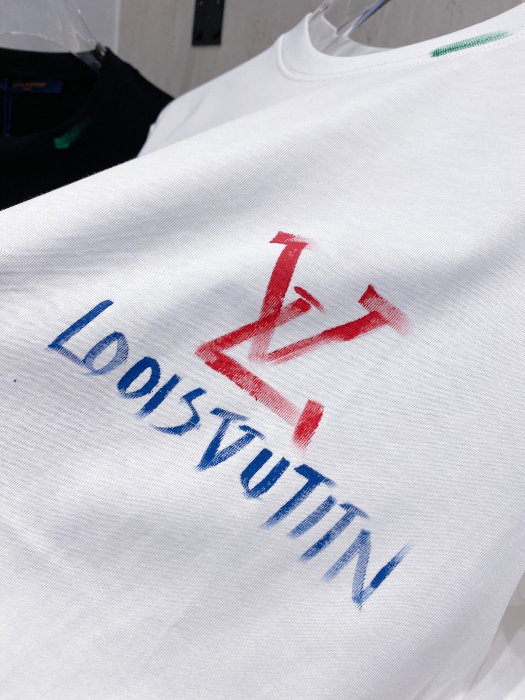 路易威*1V 25SS春夏新款首发专柜最新款短袖圆领T恤 手绘高端订制 设计前卫时尚！品牌logo重工艺