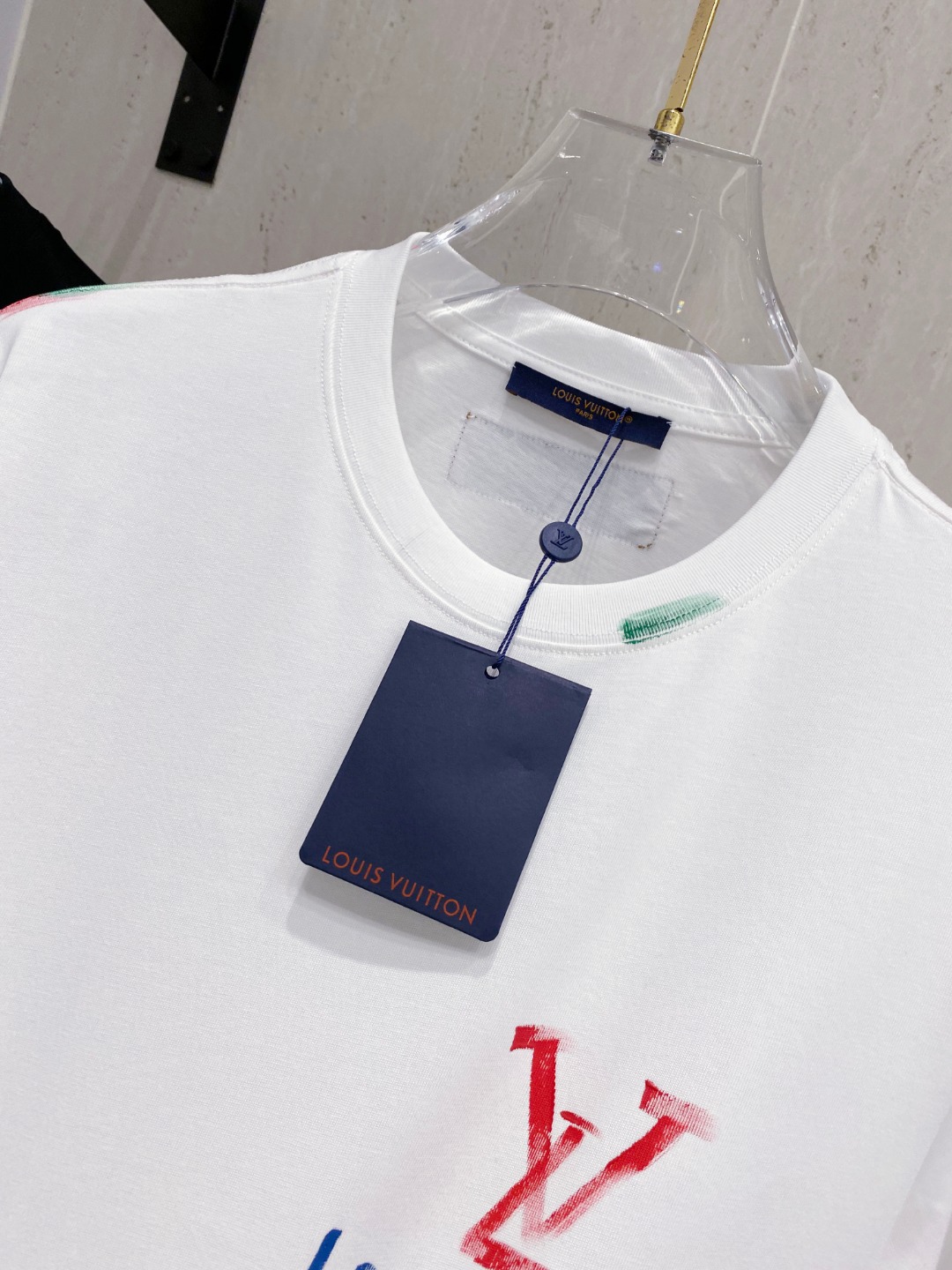 路易威*1V 25SS春夏新款首发专柜最新款短袖圆领T恤 手绘高端订制 设计前卫时尚！品牌logo重工艺