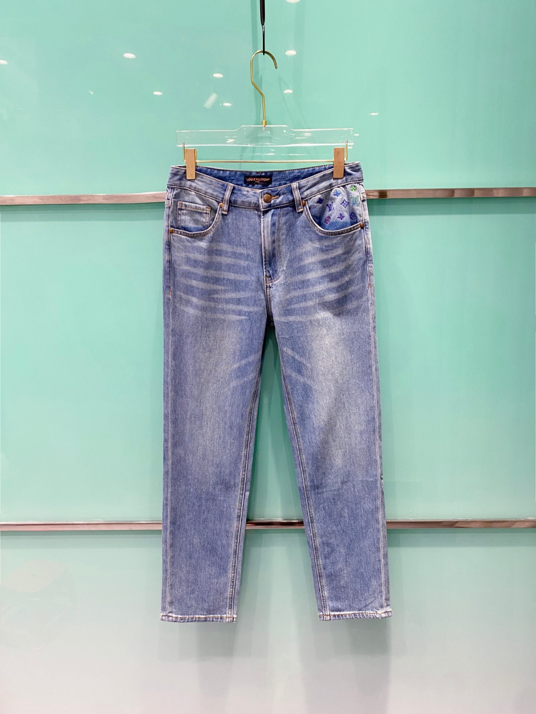 NO:485605,LV 2025 summer new men's casual jeans, top quality!  Channel orders are sold simultaneously on the official website!  !  Original customized denim cotton material!  Suitable for casual/formal outfits ~ the best for daily commuting!  !  Size 29-38 (no 3537), louis vuitton, jeans, alexander wang19860909LV 2025夏新款男士休闲牛仔裤,顶级品质！渠道订单,官网同步出售！！原厂订制牛仔全棉材质！适合休闲/正装各种搭配～日常通勤的极品！！尺码29-38（没3537）,,louis vuitton,jeans,alexander wang,Men's clothing