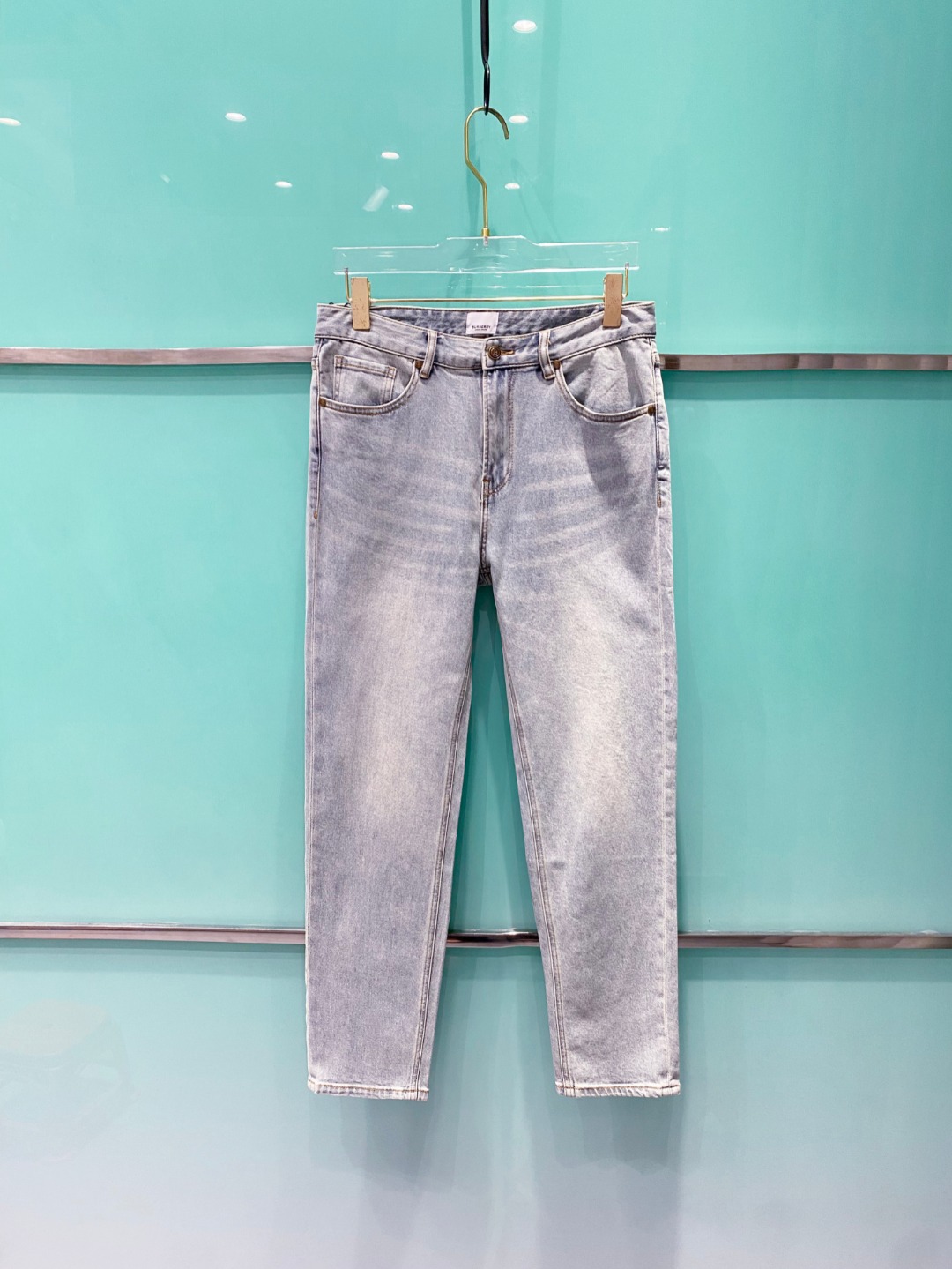 NO:485611,Burberry 2025 summer new men's casual jeans, top quality!  Channel orders are sold simultaneously on the official website!  !  Original customized denim cotton material!  Suitable for casual/formal outfits ~ the best for daily commuting!  !  Size 29-38 (no 3537), Burberry, jeans, alexander wang19860909巴宝莉 2025夏新款男士休闲牛仔裤,顶级品质！渠道订单,官网同步出售！！原厂订制牛仔全棉材质！适合休闲/正装各种搭配～日常通勤的极品！！尺码29-38（没3537）,,burberry,jeans,alexander wang,Men's clothing