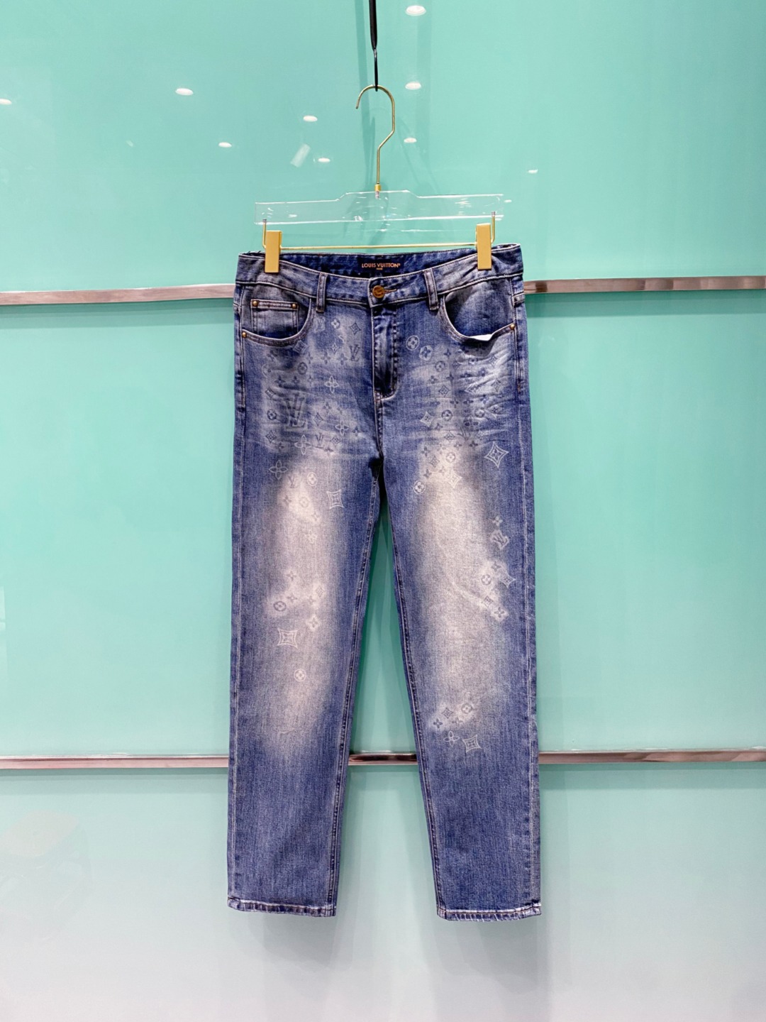 NO:485625,LV 2025 summer new men's casual jeans, top quality!  Channel orders are sold simultaneously on the official website!  !  Original customized denim cotton material!  Suitable for casual/formal outfits ~ the best for daily commuting!  !  Size 29-38 (no 3537), louis vuitton, jeans, alexander wang19860909LV 2025夏新款男士休闲牛仔裤,顶级品质！渠道订单,官网同步出售！！原厂订制牛仔全棉材质！适合休闲/正装各种搭配～日常通勤的极品！！尺码29-38（没3537）,,louis vuitton,jeans,alexander wang,Men's clothing