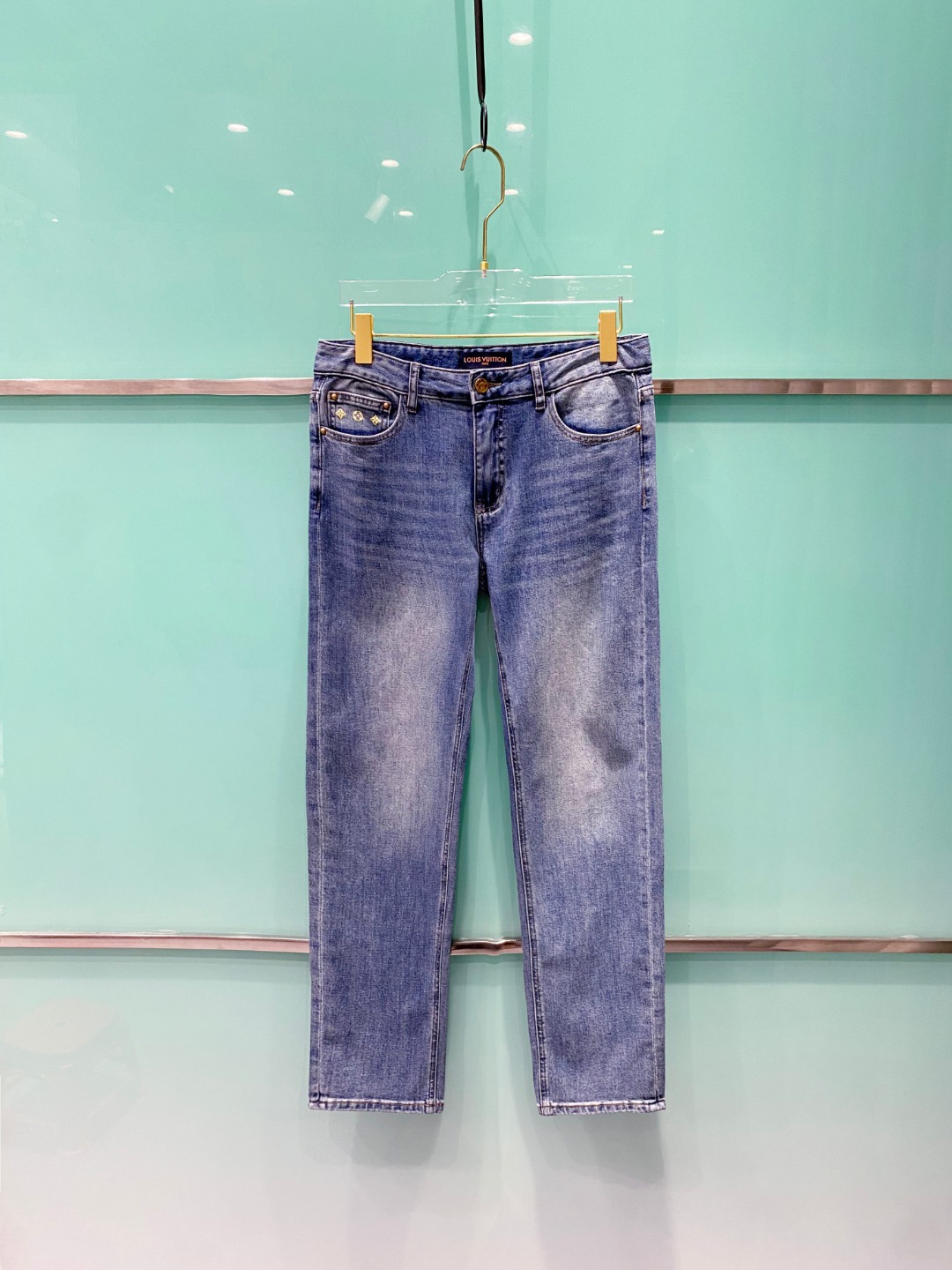 NO:485585,LV 2025 summer new men's casual jeans, top quality!  Channel orders are sold simultaneously on the official website!  !  Original customized denim cotton material!  Suitable for casual/formal outfits ~ the best for daily commuting!  !  Size 29-38 (no 3537), louis vuitton, jeans, alexander wang19860909LV 2025夏新款男士休闲牛仔裤,顶级品质！渠道订单,官网同步出售！！原厂订制牛仔全棉材质！适合休闲/正装各种搭配～日常通勤的极品！！尺码29-38（没3537）,,louis vuitton,jeans,alexander wang,Men's clothing