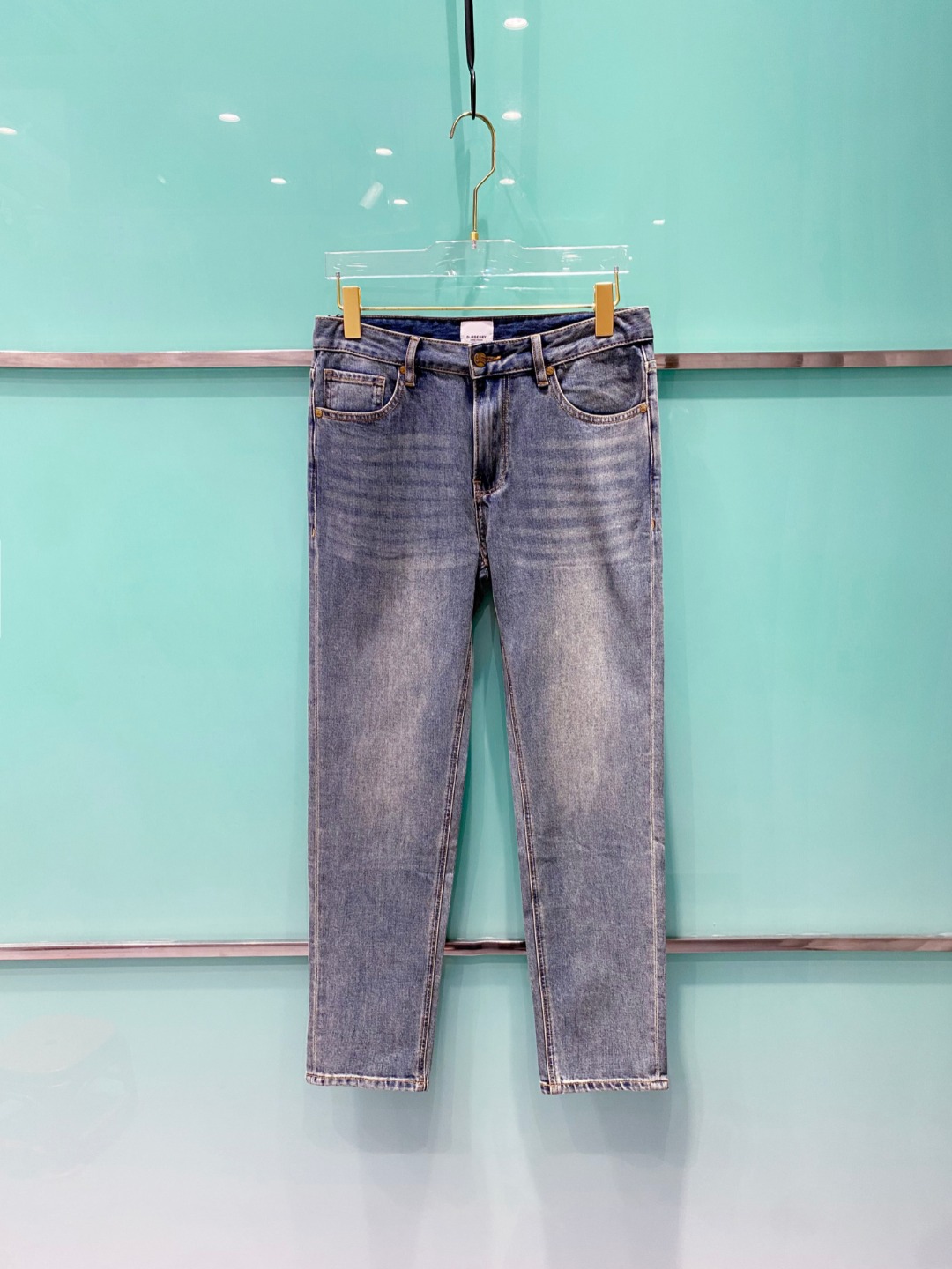 NO:418899,Burberry 2025 summer new men's casual jeans, top quality!  Channel orders are sold simultaneously on the official website!  !  Original customized denim cotton material!  Suitable for casual/formal outfits ~ the best for daily commuting!  !  Size 29-38 (no 3537), Burberry, jeans, alexander wang19860909巴宝莉 2025夏新款男士休闲牛仔裤,顶级品质！渠道订单,官网同步出售！！原厂订制牛仔全棉材质！适合休闲/正装各种搭配～日常通勤的极品！！尺码29-38（没3537）,,burberry,jeans,alexander wang,Men's clothing