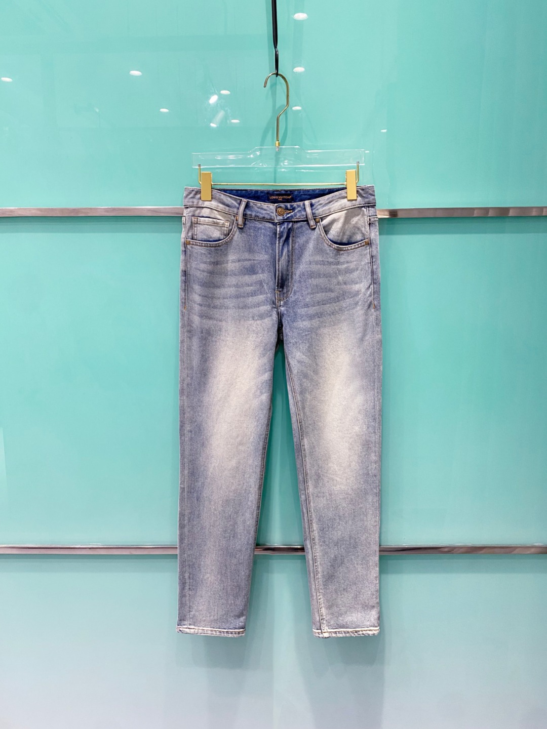 NO:418872,LV 2025 summer new men's casual jeans, top quality!  Channel orders are sold simultaneously on the official website!  !  Original customized denim cotton material!  Suitable for casual/formal outfits ~ the best for daily commuting!  !  Size 29-38 (no 3537), louis vuitton, jeans, alexander wang19860909LV 2025夏新款男士休闲牛仔裤,顶级品质！渠道订单,官网同步出售！！原厂订制牛仔全棉材质！适合休闲/正装各种搭配～日常通勤的极品！！尺码29-38（没3537）,,louis vuitton,jeans,alexander wang,Men's clothing