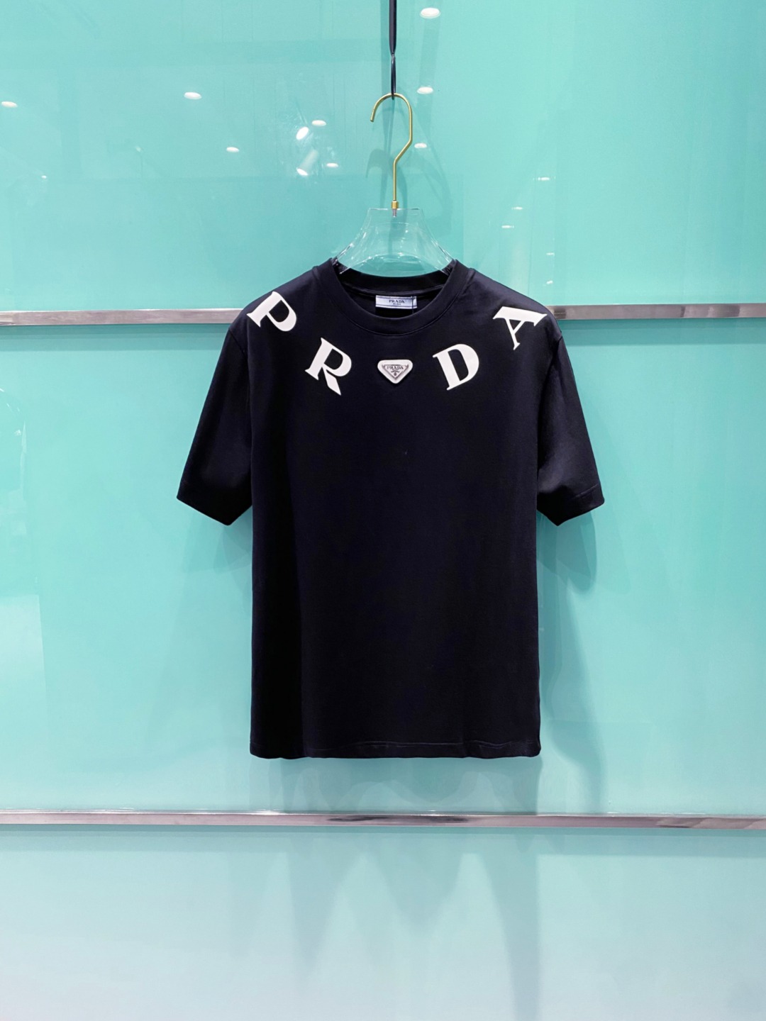 NO:418925,Prada 2025 summer clothing new short-sleeved T-shirt for men and women,!  Customized exclusive pure cotton fabric, customized original craft threads, and chest heavy-work letter logo craft design!  Simple and generous, calm and versatile, extremely high-end, perfectly integrated with fashion and style, a top fashionable style that perfectly suits the outside wear!  The overall feeling is natural!  The ultimate classic versatile short-sleeved T-shirt is designed with the latest three-dimensional letter logo pattern elements!  The ultimate perfection of heavy industry!  Fans who pursue high quality are please buy them by themselves, and all fans who know the goods are invited to appreciate this model together!  !  Size S-2XL S S S Shoulder Width 46 Bust 102 Clothes 66 Sleeve length 22 M Sleeve width 47 Bust 106 Clothes 67 Sleeve length 23 L Sleeve width 48 Bust 110 Clothes 68 Sleeve length 24 XL Sleeve width 49 Bust 114 Clothes 69 Sleeve length 25 2XL Sleeve width 50 Bust 116 Clothes 70 Sleeve length 26,,prada,T-shirt,tees,t-shirt,alexander wang19860909普拉达 2025夏装新款男女同款短袖T恤,！定制专属纯棉面料,定制原版工艺螺纹,胸前重工字母logo工艺设计！简约大方,从容百搭,档次极高,完美融入时尚还有风情感一款完美符合外穿的顶尖时髦气质款！整体给人浑然天成的感觉！极致经典的百搭型短袖T恤,采用最新的立体字母logo图案元素设计！极致的重工极致的完美！追求高品质的粉丝们请自行抢购,诚邀所有识货的粉丝一同鉴赏此款！！ 尺码S-2XL S码肩宽46 胸围102 衣长66 袖长22 M码肩宽47 胸围106 衣长67 袖长23 L码肩宽48 胸围110 衣长68 袖长24 XL码肩宽49 胸围114 衣长69 袖长25 2XL码肩宽50 胸围116 衣长70 袖长26,,prada,T-shirt,tees，t-shirt,alexander wang,Men's clothing