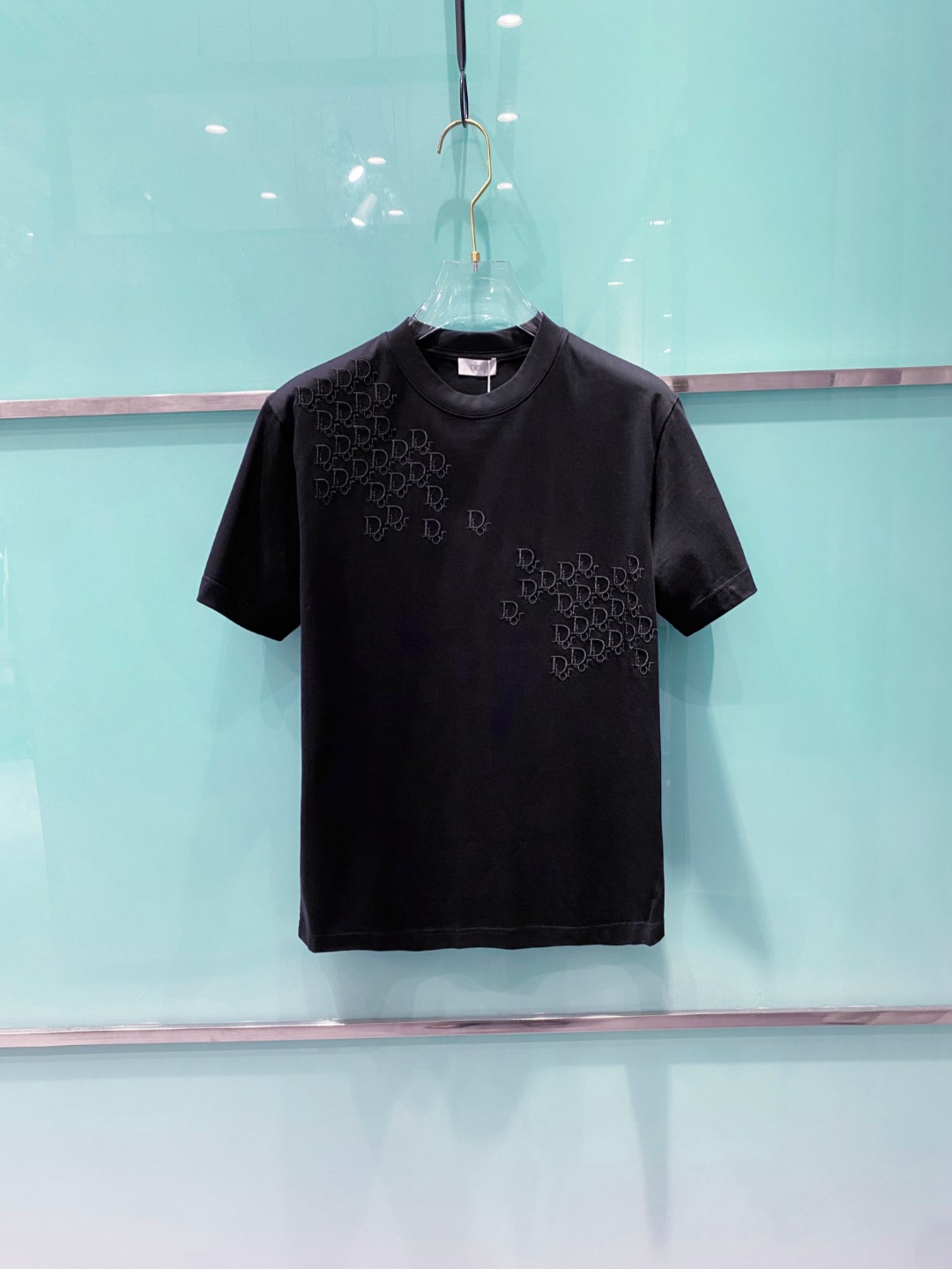 NO:418936,Dior 2025 summer clothing new short-sleeved T-shirt for men and women,!  Customized exclusive pure cotton fabric, customized original craft threads, and chest heavy-work letter logo craft design!  Simple and generous, calm and versatile, extremely high-end, perfectly integrated with fashion and style, a top fashionable style that perfectly suits the outside wear!  The overall feeling is natural!  The ultimate classic versatile short-sleeved T-shirt is designed with the latest three-dimensional letter logo pattern elements!  The ultimate perfection of heavy industry!  Fans who pursue high quality are please buy them by themselves, and all fans who know the goods are invited to appreciate this model together!  !  Size S-2XL S S S Shoulder Width 46 Bust 102 Clothes 66 Sleeve length 22 M Sleeve width 47 Bust 106 Clothes 67 Sleeve length 23 L Sleeve width 48 Bust 110 Clothes 68 Sleeve length 24 XL Sleeve width 49 Bust 114 Clothes 69 Sleeve length 25 2XL Sleeve width 50 Bust 116 Clothes 70 Sleeve length 26,,dior,T-shirt,tees,t-shirt,alexander wang19860909迪奥 2025夏装新款男女同款短袖T恤,！定制专属纯棉面料,定制原版工艺螺纹,胸前重工字母logo工艺设计！简约大方,从容百搭,档次极高,完美融入时尚还有风情感一款完美符合外穿的顶尖时髦气质款！整体给人浑然天成的感觉！极致经典的百搭型短袖T恤,采用最新的立体字母logo图案元素设计！极致的重工极致的完美！追求高品质的粉丝们请自行抢购,诚邀所有识货的粉丝一同鉴赏此款！！ 尺码S-2XL S码肩宽46 胸围102 衣长66 袖长22 M码肩宽47 胸围106 衣长67 袖长23 L码肩宽48 胸围110 衣长68 袖长24 XL码肩宽49 胸围114 衣长69 袖长25 2XL码肩宽50 胸围116 衣长70 袖长26,,dior,T-shirt,tees，t-shirt,alexander wang,Men's clothing