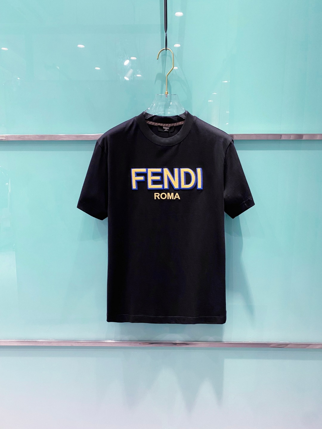 NO:418944,Fendi 2025 summer clothing new short-sleeved T-shirt for men and women,!  Customized exclusive pure cotton fabric, customized original craft threads, and chest heavy-work letter logo craft design!  Simple and generous, calm and versatile, extremely high-end, perfectly integrated with fashion and style, a top fashionable style that perfectly suits the outside wear!  The overall feeling is natural!  The ultimate classic versatile short-sleeved T-shirt is designed with the latest three-dimensional letter logo pattern elements!  The ultimate perfection of heavy industry!  Fans who pursue high quality are please buy them by themselves, and all fans who know the goods are invited to appreciate this model together!  !  Size S-2XL S S S Shoulder Width 46 Bust 102 Clothes 66 Sleeve length 22 M Sleeve width 47 Bust 106 Clothes 67 Sleeve length 23 L Sleeve width 48 Bust 110 Clothes 68 Sleeve length 24 XL Sleeve width 49 Bust 114 Clothes 69 Sleeve length 25 2XL Sleeve width 50 Bust 116 Clothes 70 Sleeve length 26,,fendi,T-shirt,tees,t-shirt,alexander wang19860909芬迪 2025夏装新款男女同款短袖T恤,！定制专属纯棉面料,定制原版工艺螺纹,胸前重工字母logo工艺设计！简约大方,从容百搭,档次极高,完美融入时尚还有风情感一款完美符合外穿的顶尖时髦气质款！整体给人浑然天成的感觉！极致经典的百搭型短袖T恤,采用最新的立体字母logo图案元素设计！极致的重工极致的完美！追求高品质的粉丝们请自行抢购,诚邀所有识货的粉丝一同鉴赏此款！！ 尺码S-2XL S码肩宽46 胸围102 衣长66 袖长22 M码肩宽47 胸围106 衣长67 袖长23 L码肩宽48 胸围110 衣长68 袖长24 XL码肩宽49 胸围114 衣长69 袖长25 2XL码肩宽50 胸围116 衣长70 袖长26,,fendi,T-shirt,tees，t-shirt,alexander wang,Men's clothing