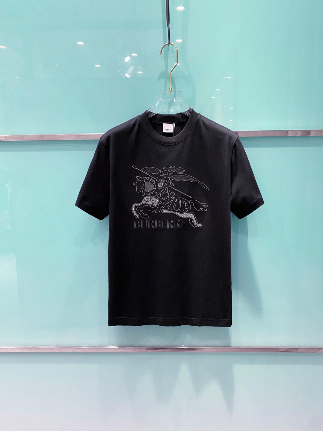 NO:418953,Burberry 2025 summer clothes new short-sleeved T-shirt for men and women,!  Customized exclusive pure cotton fabric, customized original craft threads, and chest heavy-work letter logo craft design!  Simple and generous, calm and versatile, extremely high-end, perfectly integrated with fashion and style, a top fashionable style that perfectly suits the outside wear!  The overall feeling is natural!  The ultimate classic versatile short-sleeved T-shirt is designed with the latest three-dimensional letter logo pattern elements!  The ultimate perfection of heavy industry!  Fans who pursue high quality are please buy them by themselves, and all fans who know the goods are invited to appreciate this model together!  !  Size S-2XL S S S Shoulder Width 46 Bust 102 Clothes 66 Sleeve length 22 M Sleeve width 47 Bust 106 Clothes 67 Sleeve length 23 L Sleeve width 48 Bust 110 Clothes 68 Sleeve length 24 XL Sleeve width 49 Bust 114 Clothes 69 Sleeve length 25 2XL Sleeve width 50 Bust 116 Clothes 70 Sleeve length 26,,burberry,T-shirt,tees,t-shirt,alexander wang19860909巴宝莉 2025夏装新款男女同款短袖T恤,！定制专属纯棉面料,定制原版工艺螺纹,胸前重工字母logo工艺设计！简约大方,从容百搭,档次极高,完美融入时尚还有风情感一款完美符合外穿的顶尖时髦气质款！整体给人浑然天成的感觉！极致经典的百搭型短袖T恤,采用最新的立体字母logo图案元素设计！极致的重工极致的完美！追求高品质的粉丝们请自行抢购,诚邀所有识货的粉丝一同鉴赏此款！！ 尺码S-2XL S码肩宽46 胸围102 衣长66 袖长22 M码肩宽47 胸围106 衣长67 袖长23 L码肩宽48 胸围110 衣长68 袖长24 XL码肩宽49 胸围114 衣长69 袖长25 2XL码肩宽50 胸围116 衣长70 袖长26,,burberry,T-shirt,tees，t-shirt,alexander wang,Men's clothing