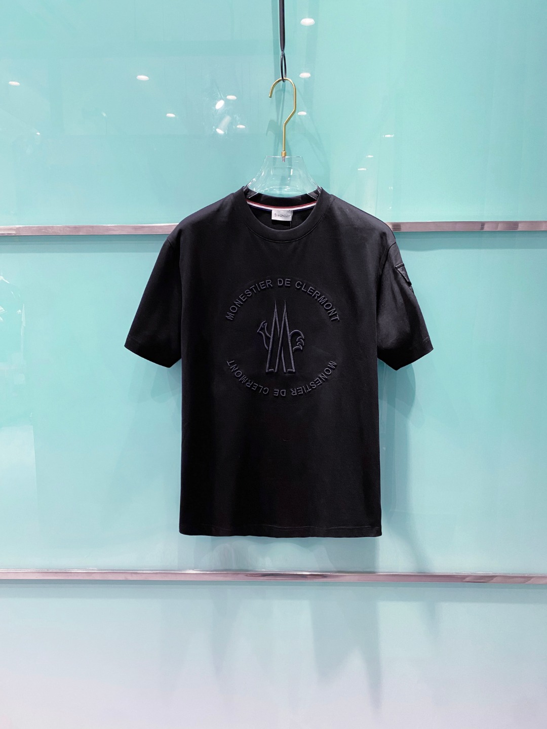 NO:418975,The 2025 summer clothes new short-sleeved T-shirt for men and women,!  Customized exclusive pure cotton fabric, customized original craft threads, and chest heavy-work letter logo craft design!  Simple and generous, calm and versatile, extremely high-end, perfectly integrated with fashion and style, a top fashionable style that perfectly suits the outside wear!  The overall feeling is natural!  The ultimate classic versatile short-sleeved T-shirt is designed with the latest three-dimensional letter logo pattern elements!  The ultimate perfection of heavy industry!  Fans who pursue high quality are please buy them by themselves, and all fans who know the goods are invited to appreciate this model together!  !  Size S-2XL S S S Shoulder Width 46 Bust 102 Clothes 66 Sleeve length 22 M Sleeve width 47 Bust 106 Clothes 67 Sleeve length 23 L Sleeve width 48 Bust 110 Clothes 68 Sleeve length 24 XL Sleeve width 49 Bust 114 Clothes 69 Sleeve length 25 2XL Sleeve width 50 Bust 116 Clothes 70 Sleeve length 26, Moncler, T-shirt,tees, t-shirt,alexander wang19860909蒙口 2025夏装新款男女同款短袖T恤,！定制专属纯棉面料,定制原版工艺螺纹,胸前重工字母logo工艺设计！简约大方,从容百搭,档次极高,完美融入时尚还有风情感一款完美符合外穿的顶尖时髦气质款！整体给人浑然天成的感觉！极致经典的百搭型短袖T恤,采用最新的立体字母logo图案元素设计！极致的重工极致的完美！追求高品质的粉丝们请自行抢购,诚邀所有识货的粉丝一同鉴赏此款！！ 尺码S-2XL S码肩宽46 胸围102 衣长66 袖长22 M码肩宽47 胸围106 衣长67 袖长23 L码肩宽48 胸围110 衣长68 袖长24 XL码肩宽49 胸围114 衣长69 袖长25 2XL码肩宽50 胸围116 衣长70 袖长26,,Moncler,T-shirt,tees，t-shirt,alexander wang,Men's clothing