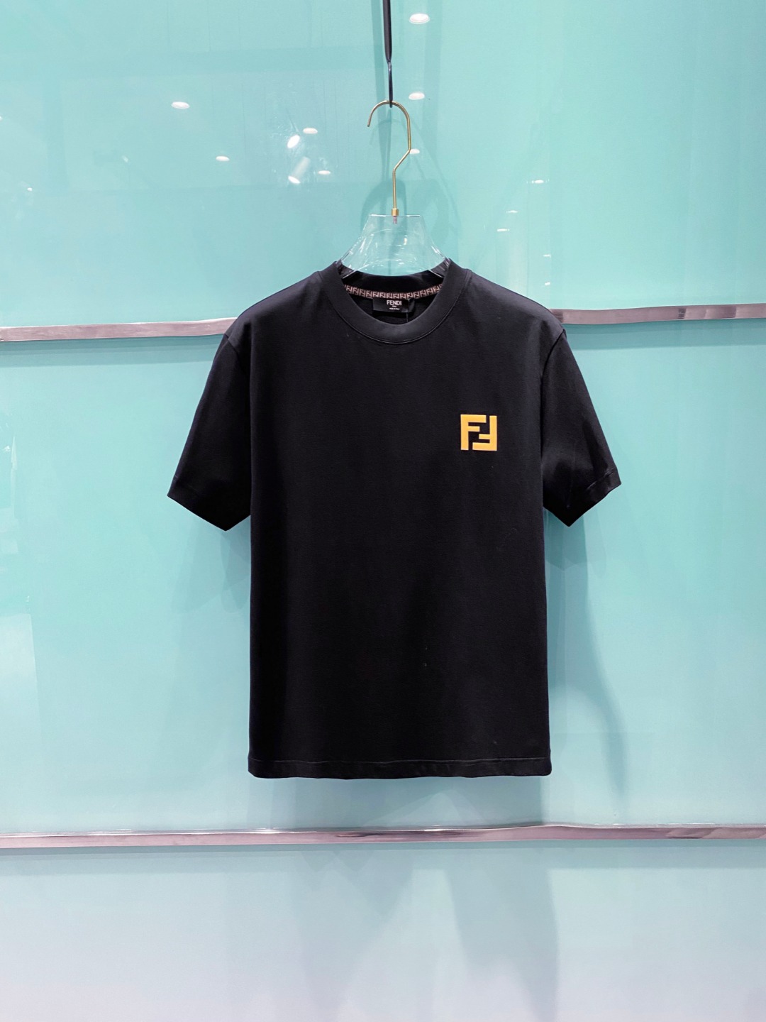 NO:418985,Fendi 2025 summer clothing new short-sleeved T-shirt for men and women,!  Customized exclusive pure cotton fabric, customized original craft threads, and chest heavy-work letter logo craft design!  Simple and generous, calm and versatile, extremely high-end, perfectly integrated with fashion and style, a top fashionable style that perfectly suits the outside wear!  The overall feeling is natural!  The ultimate classic versatile short-sleeved T-shirt is designed with the latest three-dimensional letter logo pattern elements!  The ultimate perfection of heavy industry!  Fans who pursue high quality are please buy them by themselves, and all fans who know the goods are invited to appreciate this model together!  !  Size S-2XL S S S Shoulder Width 46 Bust 102 Clothes 66 Sleeve length 22 M Sleeve width 47 Bust 106 Clothes 67 Sleeve length 23 L Sleeve width 48 Bust 110 Clothes 68 Sleeve length 24 XL Sleeve width 49 Bust 114 Clothes 69 Sleeve length 25 2XL Sleeve width 50 Bust 116 Clothes 70 Sleeve length 26,,fendi,T-shirt,tees,t-shirt,alexander wang19860909芬迪 2025夏装新款男女同款短袖T恤,！定制专属纯棉面料,定制原版工艺螺纹,胸前重工字母logo工艺设计！简约大方,从容百搭,档次极高,完美融入时尚还有风情感一款完美符合外穿的顶尖时髦气质款！整体给人浑然天成的感觉！极致经典的百搭型短袖T恤,采用最新的立体字母logo图案元素设计！极致的重工极致的完美！追求高品质的粉丝们请自行抢购,诚邀所有识货的粉丝一同鉴赏此款！！ 尺码S-2XL S码肩宽46 胸围102 衣长66 袖长22 M码肩宽47 胸围106 衣长67 袖长23 L码肩宽48 胸围110 衣长68 袖长24 XL码肩宽49 胸围114 衣长69 袖长25 2XL码肩宽50 胸围116 衣长70 袖长26,,fendi,T-shirt,tees，t-shirt,alexander wang,Men's clothing