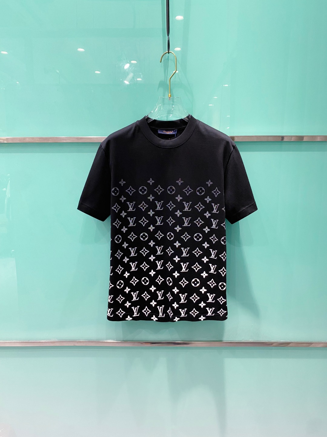 NO:418994,LV 2025 summer new men and women's short-sleeved T-shirt,!  Customized exclusive pure cotton fabric, customized original craft threads, and chest heavy-work letter logo craft design!  Simple and generous, calm and versatile, extremely high-end, perfectly integrated with fashion and style, a top fashionable style that perfectly suits the outside wear!  The overall feeling is natural!  The ultimate classic versatile short-sleeved T-shirt is designed with the latest three-dimensional letter logo pattern elements!  The ultimate perfection of heavy industry!  Fans who pursue high quality are please buy them by themselves, and all fans who know the goods are invited to appreciate this model together!  !  Size S-2XL S S S Shoulder Width 46 Bust 102 Clothes 66 Sleeve length 22 M Sleeve width 47 Bust 106 Clothes 67 Sleeve length 23 L Sleeve width 48 Bust 110 Clothes 68 Sleeve length 24 XL Sleeve width 49 Bust 114 Clothes 69 Sleeve length 25 2XL Sleeve width 50 Bust 116 Clothes 70 Sleeve length 26,,louis vuitton,T-shirt,tees,t-shirt,alexander wang19860909LV 2025夏装新款男女同款短袖T恤,！定制专属纯棉面料,定制原版工艺螺纹,胸前重工字母logo工艺设计！简约大方,从容百搭,档次极高,完美融入时尚还有风情感一款完美符合外穿的顶尖时髦气质款！整体给人浑然天成的感觉！极致经典的百搭型短袖T恤,采用最新的立体字母logo图案元素设计！极致的重工极致的完美！追求高品质的粉丝们请自行抢购,诚邀所有识货的粉丝一同鉴赏此款！！ 尺码S-2XL S码肩宽46 胸围102 衣长66 袖长22 M码肩宽47 胸围106 衣长67 袖长23 L码肩宽48 胸围110 衣长68 袖长24 XL码肩宽49 胸围114 衣长69 袖长25 2XL码肩宽50 胸围116 衣长70 袖长26,,louis vuitton,T-shirt,tees，t-shirt,alexander wang,Men's clothing