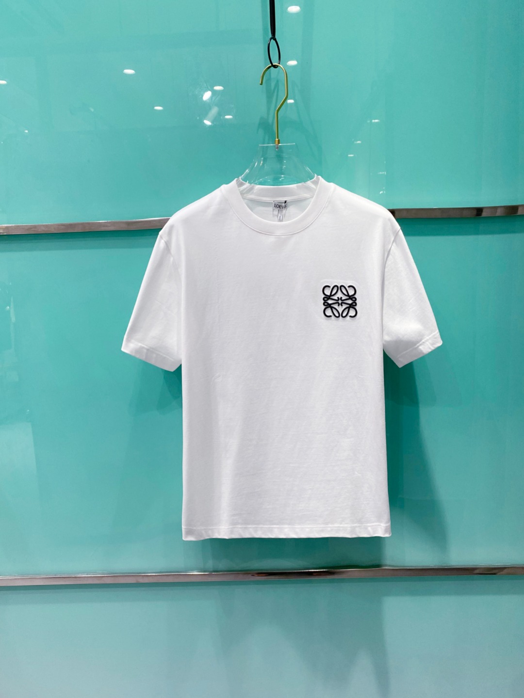 NO:461636,Luo Yiwei 2025 summer clothing new short-sleeved T-shirt for men and women,!  Customized exclusive pure cotton fabric, customized original craft threads, and chest heavy-work letter logo craft design!  Simple and generous, calm and versatile, extremely high-end, perfectly integrated with fashion and style, a top fashionable style that perfectly suits the outside wear!  The overall feeling is natural!  The ultimate classic versatile short-sleeved T-shirt is designed with the latest three-dimensional letter logo pattern elements!  The ultimate perfection of heavy industry!  Fans who pursue high quality are please buy them by themselves, and all fans who know the goods are invited to appreciate this model together!  !  Size S-2XL S S S Shoulder Width 46 Bust 102 Clothes 66 Sleeve length 22 M Sleeve width 47 Bust 106 Clothes 67 Sleeve length 23 L Sleeve width 48 Bust 110 Clothes 68 Sleeve length 24 XL Sleeve width 49 Bust 114 Clothes 69 Sleeve length 25 2XL Sleeve width 50 Bust 116 Clothes 70 Sleeve length 26,,loewe,T-shirt,tees,t-shirt,alexander wang19860909罗意威 2025夏装新款男女同款短袖T恤,！定制专属纯棉面料,定制原版工艺螺纹,胸前重工字母logo工艺设计！简约大方,从容百搭,档次极高,完美融入时尚还有风情感一款完美符合外穿的顶尖时髦气质款！整体给人浑然天成的感觉！极致经典的百搭型短袖T恤,采用最新的立体字母logo图案元素设计！极致的重工极致的完美！追求高品质的粉丝们请自行抢购,诚邀所有识货的粉丝一同鉴赏此款！！ 尺码S-2XL S码肩宽46 胸围102 衣长66 袖长22 M码肩宽47 胸围106 衣长67 袖长23 L码肩宽48 胸围110 衣长68 袖长24 XL码肩宽49 胸围114 衣长69 袖长25 2XL码肩宽50 胸围116 衣长70 袖长26,,loewe,T-shirt,tees，t-shirt,alexander wang,Men's clothing