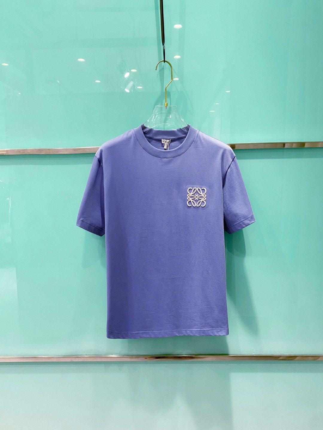 NO:486969,Luo Yiwei 2025 summer clothing new short-sleeved T-shirt for men and women,!  Customized exclusive pure cotton fabric, customized original craft threads, and chest heavy-work letter logo craft design!  Simple and generous, calm and versatile, extremely high-end, perfectly integrated with fashion and style, a top fashionable style that perfectly suits the outside wear!  The overall feeling is natural!  The ultimate classic versatile short-sleeved T-shirt is designed with the latest three-dimensional letter logo pattern elements!  The ultimate perfection of heavy industry!  Fans who pursue high quality are please buy them by themselves, and all fans who know the goods are invited to appreciate this model together!  !  Size S-2XL S S S Shoulder Width 46 Bust 102 Clothes 66 Sleeve length 22 M Sleeve width 47 Bust 106 Clothes 67 Sleeve length 23 L Sleeve width 48 Bust 110 Clothes 68 Sleeve length 24 XL Sleeve width 49 Bust 114 Clothes 69 Sleeve length 25 2XL Sleeve width 50 Bust 116 Clothes 70 Sleeve length 26,,loewe,T-shirt,tees,t-shirt,alexander wang19860909罗意威 2025夏装新款男女同款短袖T恤,！定制专属纯棉面料,定制原版工艺螺纹,胸前重工字母logo工艺设计！简约大方,从容百搭,档次极高,完美融入时尚还有风情感一款完美符合外穿的顶尖时髦气质款！整体给人浑然天成的感觉！极致经典的百搭型短袖T恤,采用最新的立体字母logo图案元素设计！极致的重工极致的完美！追求高品质的粉丝们请自行抢购,诚邀所有识货的粉丝一同鉴赏此款！！ 尺码S-2XL S码肩宽46 胸围102 衣长66 袖长22 M码肩宽47 胸围106 衣长67 袖长23 L码肩宽48 胸围110 衣长68 袖长24 XL码肩宽49 胸围114 衣长69 袖长25 2XL码肩宽50 胸围116 衣长70 袖长26,,loewe,T-shirt,tees，t-shirt,alexander wang,Men's clothing