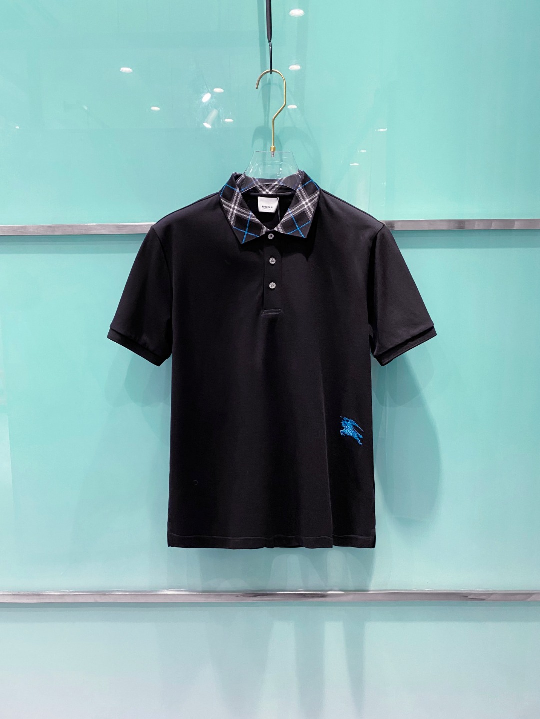 NO:461548,Burberry 2025ss summer new logo men's lapel Polo shirt!  Classic business men's style, high-end men's style at the ceiling level of business men's style!  Simple, fashionable and elegant, single-wearing inner wear is decent, quality control/detail control takes away, low-key, luxurious and connotative!  Customer-supplied fixed mesh flooring cotton cloth is carefully made, the surface of the fabric is evenly arranged and neatly arranged, with excellent breathability and heat dissipation and sweat resistance, and the comfort level of the upper body is completely better than that of ordinary single-sided sweat cloth tissue!  The classic brand LOGO logo on the chest is created with top-level craftsmanship. The LOGO has three-dimensional, clear and full texture, and is an extraordinary product in the classic field whether it is inner wear or single wear!  The exquisite cutting process, the processing of every detail is very standard and delicate, and it is comparable to that of ordinary LOW products on the market. Men must enter the basic versatile Polo shirts!  Size M-3XL Data reference M: bust 104cm-shoulder width 45cm-length 69cm-sleeve length 21cm L: bust 108cm-shoulder width 46cm-length 70cm-sleeve length 22cm XL: bust 112cm-shoulder width 47cm-length 71cm-sleeve length 23cm XXL: bust 116cm-shoulder width 48cm-sleeve length 72cm-sleeve length 24cm 3XL: bust 120cm-shoulder width 49cm-sleeve length 73cm-sleeve length 24cm, burberry, alexander wang19860909巴宝莉 2025ss夏季新款 logo男士翻领Polo衫！经典商务男款,高端男装的天花板级别的商务男款！简约时尚大气不失优雅,单穿内搭体面过人,品质控/细节控的闭眼带走,低调又奢华有内涵！ 客供定织网眼珠地棉布精心制成,面料表面排列均匀整齐的网眼纹理,透气性和散热排汗性极佳,上身舒适程度完全优于普通单面汗布组织！胸前经典的品牌LOGO标识,采用顶级工艺打造,LOGO立体清晰饱满,质感非凡的特质,无论是内搭还是单穿都是一款经典领域的产品！精妙绝伦的裁剪工艺,每一个细节处理的非常标准细腻,非市面一般LOW货可以媲美的,男士必入基础百搭款Polo衫推荐！ 尺码M-3XL 数据参考 M码:胸围104cm-肩宽45cm-衣长69cm-袖长21cm L码:胸围108cm-肩宽46cm-衣长70cm-袖长22cm XL码:胸围112cm-肩宽47cm-衣长71cm-袖长23cm XXL码:胸围116cm-肩宽48cm-衣长72cm-袖长24cm 3XL码:胸围120cm-肩宽49cm-衣长73cm-袖长24cm,,burberry,alexander wang,Men's clothing