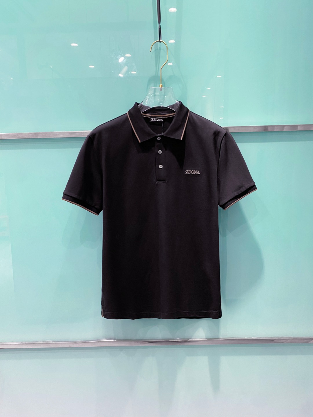 NO:461556,Zenia 2025ss summer new logo men's lapel Polo shirt!  Classic business men's style, high-end men's style at the ceiling level of business men's style!  Simple, fashionable and elegant, single-wearing inner wear is decent, quality control/detail control takes away, low-key, luxurious and connotative!  Customer-supplied fixed mesh flooring cotton cloth is carefully made, the surface of the fabric is evenly arranged and neatly arranged, with excellent breathability and heat dissipation and sweat resistance, and the comfort level of the upper body is completely better than that of ordinary single-sided sweat cloth tissue!  The classic brand LOGO logo on the chest is created with top-level craftsmanship. The LOGO has three-dimensional, clear and full texture, and is an extraordinary product in the classic field whether it is inner wear or single wear!  The exquisite cutting process, the processing of every detail is very standard and delicate, and it is comparable to that of ordinary LOW products on the market. Men must enter the basic versatile Polo shirts!  Size M-3XL Data reference M: bust 104cm-shoulder width 45cm-length 69cm-sleeve length 21cm L: bust 108cm-shoulder width 46cm-length 70cm-sleeve length 22cm XL: bust 112cm-shoulder width 47cm-length 71cm-sleeve length 23cm XXL: bust 116cm-shoulder width 48cm-sleeve length 72cm-sleeve length 24cm 3XL: bust 120cm-shoulder width 49cm-sleeve length 73cm-sleeve length 24cm, zegna, alexander wang19860909杰尼亚 2025ss夏季新款 logo男士翻领Polo衫！经典商务男款,高端男装的天花板级别的商务男款！简约时尚大气不失优雅,单穿内搭体面过人,品质控/细节控的闭眼带走,低调又奢华有内涵！ 客供定织网眼珠地棉布精心制成,面料表面排列均匀整齐的网眼纹理,透气性和散热排汗性极佳,上身舒适程度完全优于普通单面汗布组织！胸前经典的品牌LOGO标识,采用顶级工艺打造,LOGO立体清晰饱满,质感非凡的特质,无论是内搭还是单穿都是一款经典领域的产品！精妙绝伦的裁剪工艺,每一个细节处理的非常标准细腻,非市面一般LOW货可以媲美的,男士必入基础百搭款Polo衫推荐！ 尺码M-3XL 数据参考 M码:胸围104cm-肩宽45cm-衣长69cm-袖长21cm L码:胸围108cm-肩宽46cm-衣长70cm-袖长22cm XL码:胸围112cm-肩宽47cm-衣长71cm-袖长23cm XXL码:胸围116cm-肩宽48cm-衣长72cm-袖长24cm 3XL码:胸围120cm-肩宽49cm-衣长73cm-袖长24cm,,zegna,alexander wang,Men's clothing