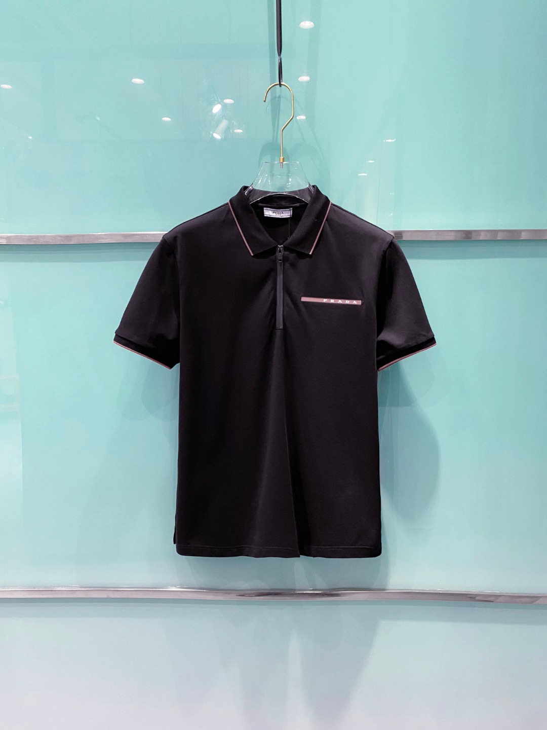 NO:461619,Prada 2025ss summer new logo men's lapel Polo shirt!  Classic business men's style, high-end men's style at the ceiling level of business men's style!  Simple, fashionable and elegant, single-wearing inner wear is decent, quality control/detail control takes away, low-key, luxurious and connotative!  Customer-supplied fixed mesh flooring cotton cloth is carefully made, the surface of the fabric is evenly arranged and neatly arranged, with excellent breathability and heat dissipation and sweat resistance, and the comfort level of the upper body is completely better than that of ordinary single-sided sweat cloth tissue!  The classic brand LOGO logo on the chest is created with top-level craftsmanship. The LOGO has three-dimensional, clear and full texture, and is an extraordinary product in the classic field whether it is inner wear or single wear!  The exquisite cutting process, the processing of every detail is very standard and delicate, and it is comparable to that of ordinary LOW products on the market. Men must enter the basic versatile Polo shirts!  Size M-3XL Data reference M: bust 104cm-shoulder width 45cm-length 69cm-sleeve length 21cm L: bust 108cm-shoulder width 46cm-length 70cm-sleeve length 22cm XL: bust 112cm-shoulder width 47cm-length 71cm-sleeve length 23cm XXL: bust 116cm-shoulder width 48cm-sleeve length 72cm-sleeve length 24cm 3XL: bust 120cm-shoulder width 49cm-sleeve length 73cm-sleeve length 24cm, prada, alexander wang19860909普拉达 2025ss夏季新款 logo男士翻领Polo衫！经典商务男款,高端男装的天花板级别的商务男款！简约时尚大气不失优雅,单穿内搭体面过人,品质控/细节控的闭眼带走,低调又奢华有内涵！ 客供定织网眼珠地棉布精心制成,面料表面排列均匀整齐的网眼纹理,透气性和散热排汗性极佳,上身舒适程度完全优于普通单面汗布组织！胸前经典的品牌LOGO标识,采用顶级工艺打造,LOGO立体清晰饱满,质感非凡的特质,无论是内搭还是单穿都是一款经典领域的产品！精妙绝伦的裁剪工艺,每一个细节处理的非常标准细腻,非市面一般LOW货可以媲美的,男士必入基础百搭款Polo衫推荐！ 尺码M-3XL 数据参考 M码:胸围104cm-肩宽45cm-衣长69cm-袖长21cm L码:胸围108cm-肩宽46cm-衣长70cm-袖长22cm XL码:胸围112cm-肩宽47cm-衣长71cm-袖长23cm XXL码:胸围116cm-肩宽48cm-衣长72cm-袖长24cm 3XL码:胸围120cm-肩宽49cm-衣长73cm-袖长24cm,,prada,alexander wang,Men's clothing