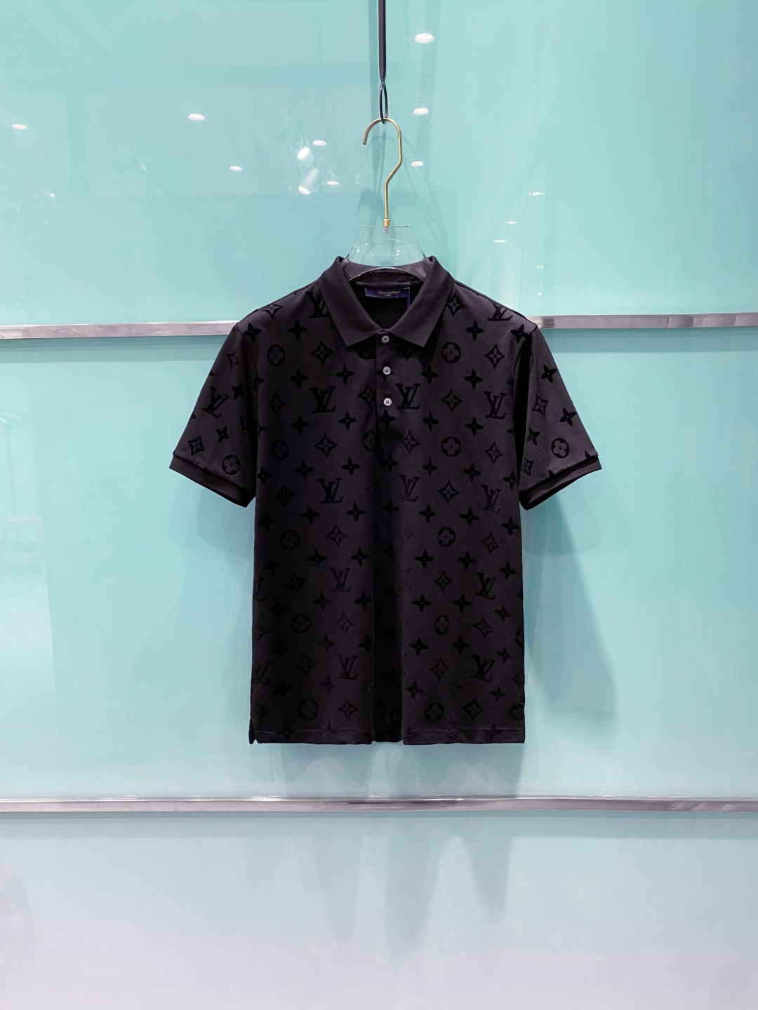 NO:461562,LV 2025ss summer new logo men's lapel Polo shirt!  Classic business men's style, high-end men's style at the ceiling level of business men's style!  Simple, fashionable and elegant, single-wearing inner wear is decent, quality control/detail control takes away, low-key, luxurious and connotative!  Customer-supplied fixed mesh flooring cotton cloth is carefully made, the surface of the fabric is evenly arranged and neatly arranged, with excellent breathability and heat dissipation and sweat resistance, and the comfort level of the upper body is completely better than that of ordinary single-sided sweat cloth tissue!  The classic brand LOGO logo on the chest is created with top-level craftsmanship. The LOGO has three-dimensional, clear and full texture, and is an extraordinary product in the classic field whether it is inner wear or single wear!  The exquisite cutting process, the processing of every detail is very standard and delicate, and it is comparable to that of ordinary LOW products on the market. Men must enter the basic versatile Polo shirts!  Size M-3XL Data reference M: bust 104cm-shoulder width 45cm-coat length 69cm-sleeve length 21cm L: bust 108cm-shoulder width 46cm-coat length 70cm-sleeve length 22cm XL: bust 112cm-shoulder width 47cm-coat length 71cm-sleeve length 23cm XXL: bust 116cm-shoulder width 48cm-coat length 72cm-sleeve length 24cm 3XL: bust 120cm-shoulder width 49cm-sleeve length 73cm-sleeve length 24cm, louis vuitton,alexander wang19860909LV 2025ss夏季新款 logo男士翻领Polo衫！经典商务男款,高端男装的天花板级别的商务男款！简约时尚大气不失优雅,单穿内搭体面过人,品质控/细节控的闭眼带走,低调又奢华有内涵！ 客供定织网眼珠地棉布精心制成,面料表面排列均匀整齐的网眼纹理,透气性和散热排汗性极佳,上身舒适程度完全优于普通单面汗布组织！胸前经典的品牌LOGO标识,采用顶级工艺打造,LOGO立体清晰饱满,质感非凡的特质,无论是内搭还是单穿都是一款经典领域的产品！精妙绝伦的裁剪工艺,每一个细节处理的非常标准细腻,非市面一般LOW货可以媲美的,男士必入基础百搭款Polo衫推荐！ 尺码M-3XL 数据参考 M码:胸围104cm-肩宽45cm-衣长69cm-袖长21cm L码:胸围108cm-肩宽46cm-衣长70cm-袖长22cm XL码:胸围112cm-肩宽47cm-衣长71cm-袖长23cm XXL码:胸围116cm-肩宽48cm-衣长72cm-袖长24cm 3XL码:胸围120cm-肩宽49cm-衣长73cm-袖长24cm,,louis vuitton,alexander wang,Men's clothing