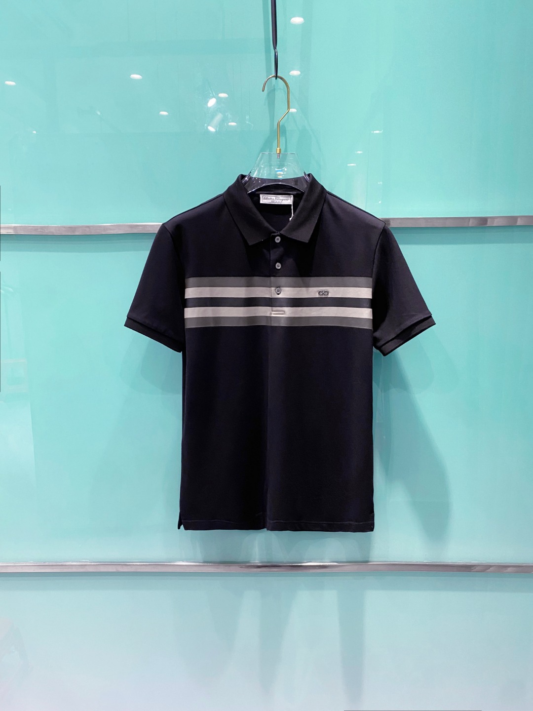 NO:461570,Ferragamo 2025ss summer new logo men's lapel Polo shirt!  Classic business men's style, high-end men's style at the ceiling level of business men's style!  Simple, fashionable and elegant, single-wearing inner wear is decent, quality control/detail control takes away, low-key, luxurious and connotative!  Customer-supplied fixed mesh flooring cotton cloth is carefully made, the surface of the fabric is evenly arranged and neatly arranged, with excellent breathability and heat dissipation and sweat resistance, and the comfort level of the upper body is completely better than that of ordinary single-sided sweat cloth tissue!  The classic brand LOGO logo on the chest is created with top-level craftsmanship. The LOGO has three-dimensional, clear and full texture, and is an extraordinary product in the classic field whether it is inner wear or single wear!  The exquisite cutting process, the processing of every detail is very standard and delicate, and it is comparable to that of ordinary LOW products on the market. Men must enter the basic versatile Polo shirts!  Size M-3XL Data reference M: bust 104cm-shoulder width 45cm-length 69cm-sleeve length 21cm L: bust 108cm-shoulder width 46cm-length 70cm-sleeve length 22cm XL: bust 112cm-shoulder width 47cm-length 71cm-sleeve length 23cm XXL: bust 116cm-shoulder width 48cm-sleeve length 72cm-sleeve length 24cm 3XL: bust 120cm-shoulder width 49cm-sleeve length 73cm-sleeve length 24cm, ferragamo, alexander wang19860909菲拉格慕 2025ss夏季新款 logo男士翻领Polo衫！经典商务男款,高端男装的天花板级别的商务男款！简约时尚大气不失优雅,单穿内搭体面过人,品质控/细节控的闭眼带走,低调又奢华有内涵！ 客供定织网眼珠地棉布精心制成,面料表面排列均匀整齐的网眼纹理,透气性和散热排汗性极佳,上身舒适程度完全优于普通单面汗布组织！胸前经典的品牌LOGO标识,采用顶级工艺打造,LOGO立体清晰饱满,质感非凡的特质,无论是内搭还是单穿都是一款经典领域的产品！精妙绝伦的裁剪工艺,每一个细节处理的非常标准细腻,非市面一般LOW货可以媲美的,男士必入基础百搭款Polo衫推荐！ 尺码M-3XL 数据参考 M码:胸围104cm-肩宽45cm-衣长69cm-袖长21cm L码:胸围108cm-肩宽46cm-衣长70cm-袖长22cm XL码:胸围112cm-肩宽47cm-衣长71cm-袖长23cm XXL码:胸围116cm-肩宽48cm-衣长72cm-袖长24cm 3XL码:胸围120cm-肩宽49cm-衣长73cm-袖长24cm,,ferragamo,alexander wang,Men's clothing