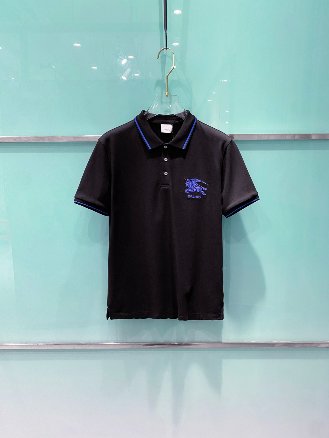 NO:461576,Burberry 2025ss summer new logo men's lapel Polo shirt!  Classic business men's style, high-end men's style at the ceiling level of business men's style!  Simple, fashionable and elegant, single-wearing inner wear is decent, quality control/detail control takes away, low-key, luxurious and connotative!  Customer-supplied fixed mesh flooring cotton cloth is carefully made, the surface of the fabric is evenly arranged and neatly arranged, with excellent breathability and heat dissipation and sweat resistance, and the comfort level of the upper body is completely better than that of ordinary single-sided sweat cloth tissue!  The classic brand LOGO logo on the chest is created with top-level craftsmanship. The LOGO has three-dimensional, clear and full texture, and is an extraordinary product in the classic field whether it is inner wear or single wear!  The exquisite cutting process, the processing of every detail is very standard and delicate, and it is comparable to that of ordinary LOW products on the market. Men must enter the basic versatile Polo shirts!  Size M-3XL Data reference M: bust 104cm-shoulder width 45cm-length 69cm-sleeve length 21cm L: bust 108cm-shoulder width 46cm-length 70cm-sleeve length 22cm XL: bust 112cm-shoulder width 47cm-length 71cm-sleeve length 23cm XXL: bust 116cm-shoulder width 48cm-sleeve length 72cm-sleeve length 24cm 3XL: bust 120cm-shoulder width 49cm-sleeve length 73cm-sleeve length 24cm, burberry, alexander wang19860909巴宝莉 2025ss夏季新款 logo男士翻领Polo衫！经典商务男款,高端男装的天花板级别的商务男款！简约时尚大气不失优雅,单穿内搭体面过人,品质控/细节控的闭眼带走,低调又奢华有内涵！ 客供定织网眼珠地棉布精心制成,面料表面排列均匀整齐的网眼纹理,透气性和散热排汗性极佳,上身舒适程度完全优于普通单面汗布组织！胸前经典的品牌LOGO标识,采用顶级工艺打造,LOGO立体清晰饱满,质感非凡的特质,无论是内搭还是单穿都是一款经典领域的产品！精妙绝伦的裁剪工艺,每一个细节处理的非常标准细腻,非市面一般LOW货可以媲美的,男士必入基础百搭款Polo衫推荐！ 尺码M-3XL 数据参考 M码:胸围104cm-肩宽45cm-衣长69cm-袖长21cm L码:胸围108cm-肩宽46cm-衣长70cm-袖长22cm XL码:胸围112cm-肩宽47cm-衣长71cm-袖长23cm XXL码:胸围116cm-肩宽48cm-衣长72cm-袖长24cm 3XL码:胸围120cm-肩宽49cm-衣长73cm-袖长24cm,,burberry,alexander wang,Men's clothing