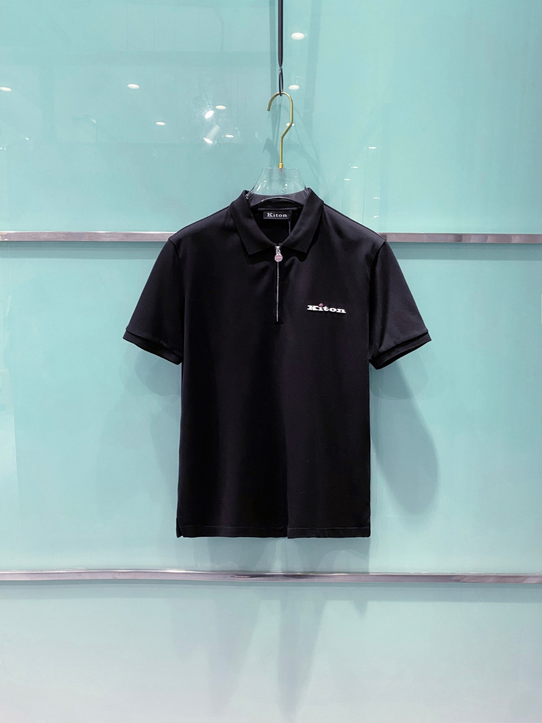 NO:461584,Kiton 2025ss summer new logo men's lapel Polo shirt!  Classic business men's style, high-end men's style at the ceiling level of business men's style!  Simple, fashionable and elegant, single-wearing inner wear is decent, quality control/detail control takes away, low-key, luxurious and connotative!  Customer-supplied fixed mesh flooring cotton cloth is carefully made, the surface of the fabric is evenly arranged and neatly arranged, with excellent breathability and heat dissipation and sweat resistance, and the comfort level of the upper body is completely better than that of ordinary single-sided sweat cloth tissue!  The classic brand LOGO logo on the chest is created with top-level craftsmanship. The LOGO has three-dimensional, clear and full texture, and is an extraordinary product in the classic field whether it is inner wear or single wear!  The exquisite cutting process, the processing of every detail is very standard and delicate, and it is comparable to that of ordinary LOW products on the market. Men must enter the basic versatile Polo shirts!  Size M-3XL Data reference M: bust 104cm-shoulder width 45cm-length 69cm-sleeve length 21cm L: bust 108cm-shoulder width 46cm-length 70cm-sleeve length 22cm XL: bust 112cm-shoulder width 47cm-length 71cm-sleeve length 23cm XXL: bust 116cm-shoulder width 48cm-sleeve length 72cm-sleeve length 24cm 3XL: bust 120cm-shoulder width 49cm-sleeve length 73cm-sleeve length 24cm, alexander wang19860909kiton 2025ss夏季新款 logo男士翻领Polo衫！经典商务男款,高端男装的天花板级别的商务男款！简约时尚大气不失优雅,单穿内搭体面过人,品质控/细节控的闭眼带走,低调又奢华有内涵！ 客供定织网眼珠地棉布精心制成,面料表面排列均匀整齐的网眼纹理,透气性和散热排汗性极佳,上身舒适程度完全优于普通单面汗布组织！胸前经典的品牌LOGO标识,采用顶级工艺打造,LOGO立体清晰饱满,质感非凡的特质,无论是内搭还是单穿都是一款经典领域的产品！精妙绝伦的裁剪工艺,每一个细节处理的非常标准细腻,非市面一般LOW货可以媲美的,男士必入基础百搭款Polo衫推荐！ 尺码M-3XL 数据参考 M码:胸围104cm-肩宽45cm-衣长69cm-袖长21cm L码:胸围108cm-肩宽46cm-衣长70cm-袖长22cm XL码:胸围112cm-肩宽47cm-衣长71cm-袖长23cm XXL码:胸围116cm-肩宽48cm-衣长72cm-袖长24cm 3XL码:胸围120cm-肩宽49cm-衣长73cm-袖长24cm,,alexander wang,Men's clothing