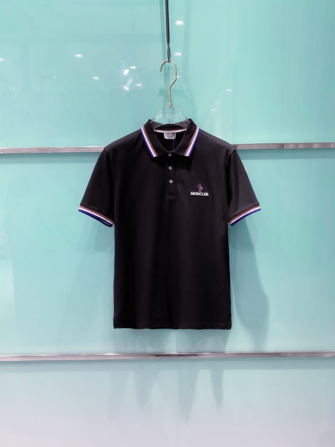 NO:461593,The new summer logo for men's lapel Polo shirt with covers 2025ss!  Classic business men's style, high-end men's style at the ceiling level of business men's style!  Simple, fashionable and elegant, single-wearing inner wear is decent, quality control/detail control takes away, low-key, luxurious and connotative!  Customer-supplied fixed mesh flooring cotton cloth is carefully made, the surface of the fabric is evenly arranged and neatly arranged, with excellent breathability and heat dissipation and sweat resistance, and the comfort level of the upper body is completely better than that of ordinary single-sided sweat cloth tissue!  The classic brand LOGO logo on the chest is created with top-level craftsmanship. The LOGO has three-dimensional, clear and full texture, and is an extraordinary product in the classic field whether it is inner wear or single wear!  The exquisite cutting process, the processing of every detail is very standard and delicate, and it is comparable to that of ordinary LOW products on the market. Men must enter the basic versatile Polo shirts!  Size M-3XL Data reference M: bust 104cm-shoulder width 45cm-length 69cm-sleeve length 21cm L: bust 108cm-shoulder width 46cm-length 70cm-sleeve length 22cm XL: bust 112cm-shoulder width 47cm-length 71cm-sleeve length 23cm XXL: bust 116cm-shoulder width 48cm-sleeve length 72cm-sleeve length 24cm 3XL: bust 120cm-shoulder width 49cm-sleeve length 73cm-sleeve length 24cm, Moncler, alexander wang19860909蒙口 2025ss夏季新款 logo男士翻领Polo衫！经典商务男款,高端男装的天花板级别的商务男款！简约时尚大气不失优雅,单穿内搭体面过人,品质控/细节控的闭眼带走,低调又奢华有内涵！ 客供定织网眼珠地棉布精心制成,面料表面排列均匀整齐的网眼纹理,透气性和散热排汗性极佳,上身舒适程度完全优于普通单面汗布组织！胸前经典的品牌LOGO标识,采用顶级工艺打造,LOGO立体清晰饱满,质感非凡的特质,无论是内搭还是单穿都是一款经典领域的产品！精妙绝伦的裁剪工艺,每一个细节处理的非常标准细腻,非市面一般LOW货可以媲美的,男士必入基础百搭款Polo衫推荐！ 尺码M-3XL 数据参考 M码:胸围104cm-肩宽45cm-衣长69cm-袖长21cm L码:胸围108cm-肩宽46cm-衣长70cm-袖长22cm XL码:胸围112cm-肩宽47cm-衣长71cm-袖长23cm XXL码:胸围116cm-肩宽48cm-衣长72cm-袖长24cm 3XL码:胸围120cm-肩宽49cm-衣长73cm-袖长24cm,,Moncler,alexander wang,Men's clothing