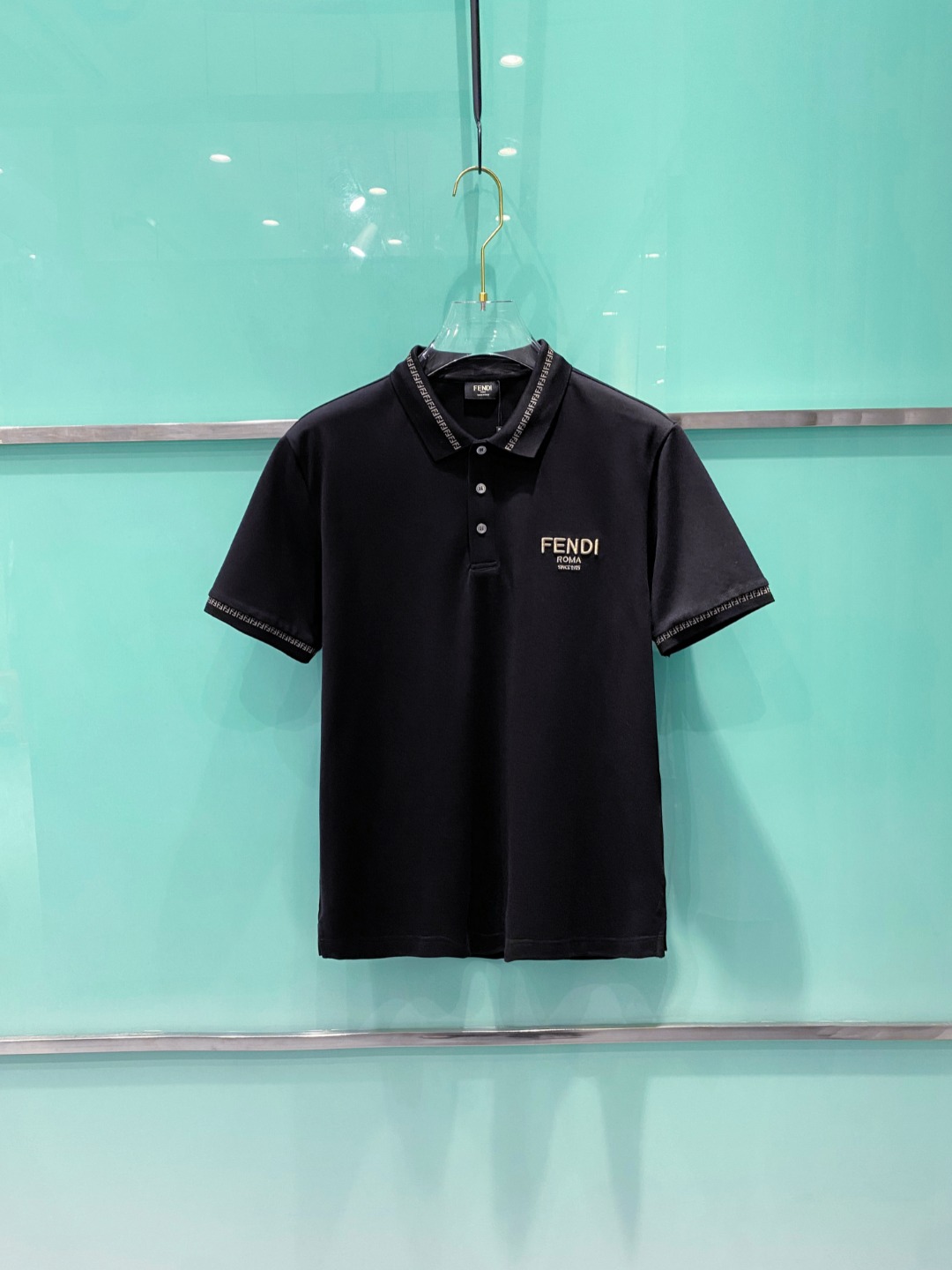 NO:461601,Fendi 2025ss summer new logo men's lapel Polo shirt!  Classic business men's style, high-end men's style at the ceiling level of business men's style!  Simple, fashionable and elegant, single-wearing inner wear is decent, quality control/detail control takes away, low-key, luxurious and connotative!  Customer-supplied fixed mesh flooring cotton cloth is carefully made, the surface of the fabric is evenly arranged and neatly arranged, with excellent breathability and heat dissipation and sweat resistance, and the comfort level of the upper body is completely better than that of ordinary single-sided sweat cloth tissue!  The classic brand LOGO logo on the chest is created with top-level craftsmanship. The LOGO has three-dimensional, clear and full texture, and is an extraordinary product in the classic field whether it is inner wear or single wear!  The exquisite cutting process, the processing of every detail is very standard and delicate, and it is comparable to that of ordinary LOW products on the market. Men must enter the basic versatile Polo shirts!  Size M-3XL Data reference M: bust 104cm-shoulder width 45cm-length 69cm-sleeve length 21cm L: bust 108cm-shoulder width 46cm-length 70cm-sleeve length 22cm XL: bust 112cm-shoulder width 47cm-length 71cm-sleeve length 23cm XXL: bust 116cm-shoulder width 48cm-sleeve length 72cm-sleeve length 24cm 3XL: bust 120cm-shoulder width 49cm-sleeve length 73cm-sleeve length 24cm, fendi, alexander wang19860909芬迪 2025ss夏季新款 logo男士翻领Polo衫！经典商务男款,高端男装的天花板级别的商务男款！简约时尚大气不失优雅,单穿内搭体面过人,品质控/细节控的闭眼带走,低调又奢华有内涵！ 客供定织网眼珠地棉布精心制成,面料表面排列均匀整齐的网眼纹理,透气性和散热排汗性极佳,上身舒适程度完全优于普通单面汗布组织！胸前经典的品牌LOGO标识,采用顶级工艺打造,LOGO立体清晰饱满,质感非凡的特质,无论是内搭还是单穿都是一款经典领域的产品！精妙绝伦的裁剪工艺,每一个细节处理的非常标准细腻,非市面一般LOW货可以媲美的,男士必入基础百搭款Polo衫推荐！ 尺码M-3XL 数据参考 M码:胸围104cm-肩宽45cm-衣长69cm-袖长21cm L码:胸围108cm-肩宽46cm-衣长70cm-袖长22cm XL码:胸围112cm-肩宽47cm-衣长71cm-袖长23cm XXL码:胸围116cm-肩宽48cm-衣长72cm-袖长24cm 3XL码:胸围120cm-肩宽49cm-衣长73cm-袖长24cm,,fendi,alexander wang,Men's clothing