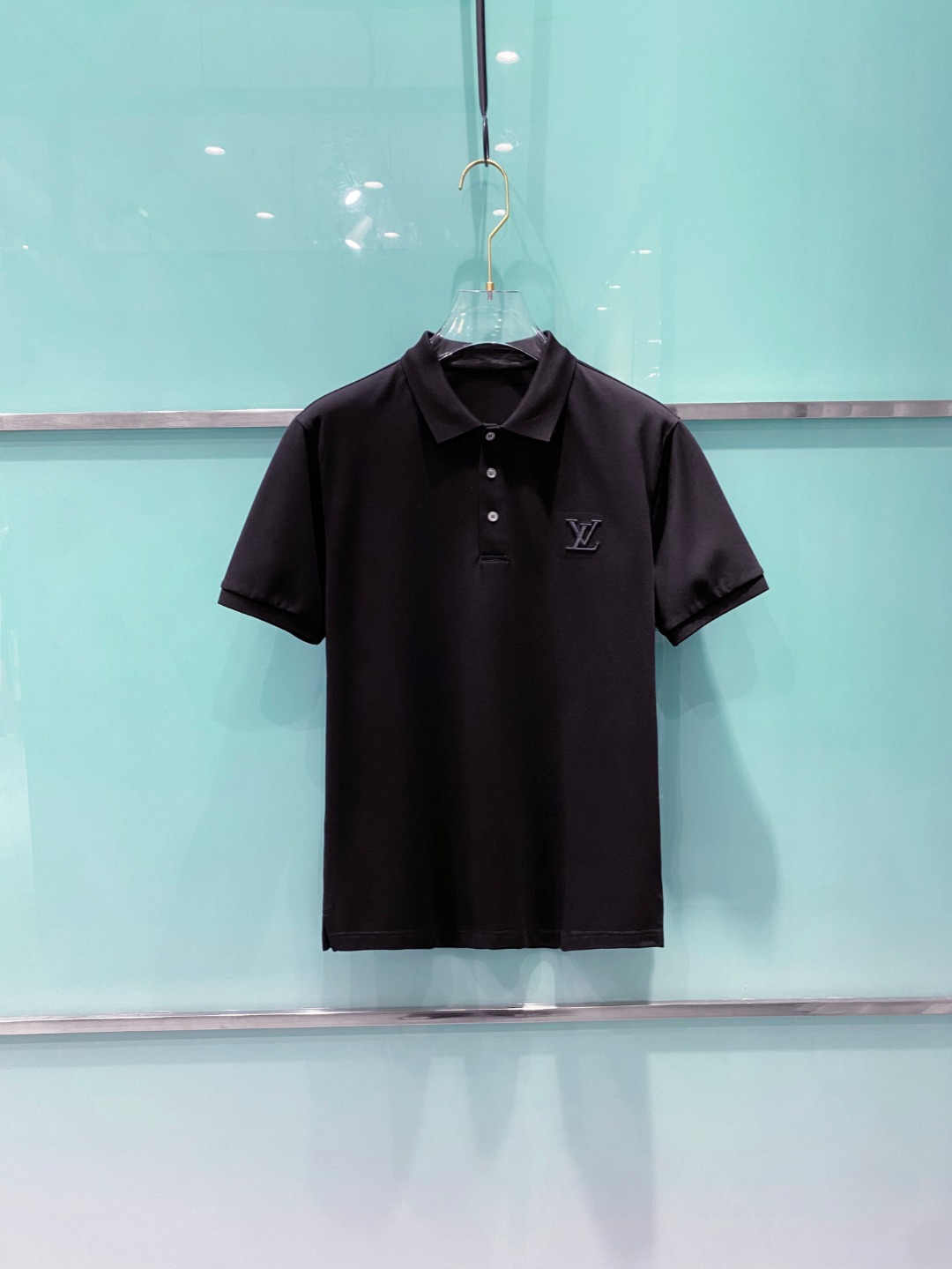 NO:461611,LV 2025ss summer new logo men's lapel Polo shirt!  Classic business men's style, high-end men's style at the ceiling level of business men's style!  Simple, fashionable and elegant, single-wearing inner wear is decent, quality control/detail control takes away, low-key, luxurious and connotative!  Customer-supplied fixed mesh flooring cotton cloth is carefully made, the surface of the fabric is evenly arranged and neatly arranged, with excellent breathability and heat dissipation and sweat resistance, and the comfort level of the upper body is completely better than that of ordinary single-sided sweat cloth tissue!  The classic brand LOGO logo on the chest is created with top-level craftsmanship. The LOGO has three-dimensional, clear and full texture, and is an extraordinary product in the classic field whether it is inner wear or single wear!  The exquisite cutting process, the processing of every detail is very standard and delicate, and it is comparable to that of ordinary LOW products on the market. Men must enter the basic versatile Polo shirts!  Size M-3XL Data reference M: bust 104cm-shoulder width 45cm-coat length 69cm-sleeve length 21cm L: bust 108cm-shoulder width 46cm-coat length 70cm-sleeve length 22cm XL: bust 112cm-shoulder width 47cm-coat length 71cm-sleeve length 23cm XXL: bust 116cm-shoulder width 48cm-coat length 72cm-sleeve length 24cm 3XL: bust 120cm-shoulder width 49cm-sleeve length 73cm-sleeve length 24cm, louis vuitton,alexander wang19860909LV 2025ss夏季新款 logo男士翻领Polo衫！经典商务男款,高端男装的天花板级别的商务男款！简约时尚大气不失优雅,单穿内搭体面过人,品质控/细节控的闭眼带走,低调又奢华有内涵！ 客供定织网眼珠地棉布精心制成,面料表面排列均匀整齐的网眼纹理,透气性和散热排汗性极佳,上身舒适程度完全优于普通单面汗布组织！胸前经典的品牌LOGO标识,采用顶级工艺打造,LOGO立体清晰饱满,质感非凡的特质,无论是内搭还是单穿都是一款经典领域的产品！精妙绝伦的裁剪工艺,每一个细节处理的非常标准细腻,非市面一般LOW货可以媲美的,男士必入基础百搭款Polo衫推荐！ 尺码M-3XL 数据参考 M码:胸围104cm-肩宽45cm-衣长69cm-袖长21cm L码:胸围108cm-肩宽46cm-衣长70cm-袖长22cm XL码:胸围112cm-肩宽47cm-衣长71cm-袖长23cm XXL码:胸围116cm-肩宽48cm-衣长72cm-袖长24cm 3XL码:胸围120cm-肩宽49cm-衣长73cm-袖长24cm,,louis vuitton,alexander wang,Men's clothing