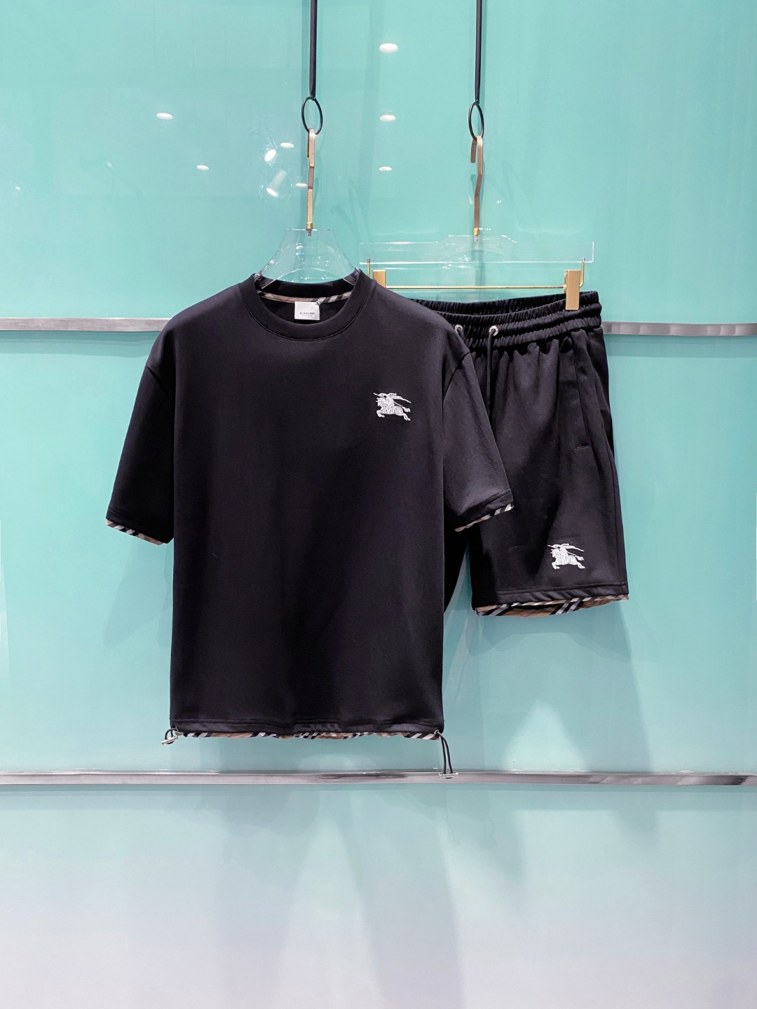 NO:485592,Burberry's latest spring and summer 2025 model, same style for men and women, classic design short-sleeved T-shirt shorts suit, customized pure cotton fabric, soft touch, comfortable to wear, fine workmanship. The upper body effect is invincible and handsome, size M-3XL, burberry, shorts, T-shirt, tees, t-shirt, alexander wang19860909巴宝莉 2025春夏最新款,男女同款,经典设计短袖T恤短裤套装,定制纯棉面料,手感柔软,穿着舒适,做工精细.上身效果无敌帅气,码数M-3XL,,burberry,shorts,T-shirt,tees，t-shirt,alexander wang,Men's clothing