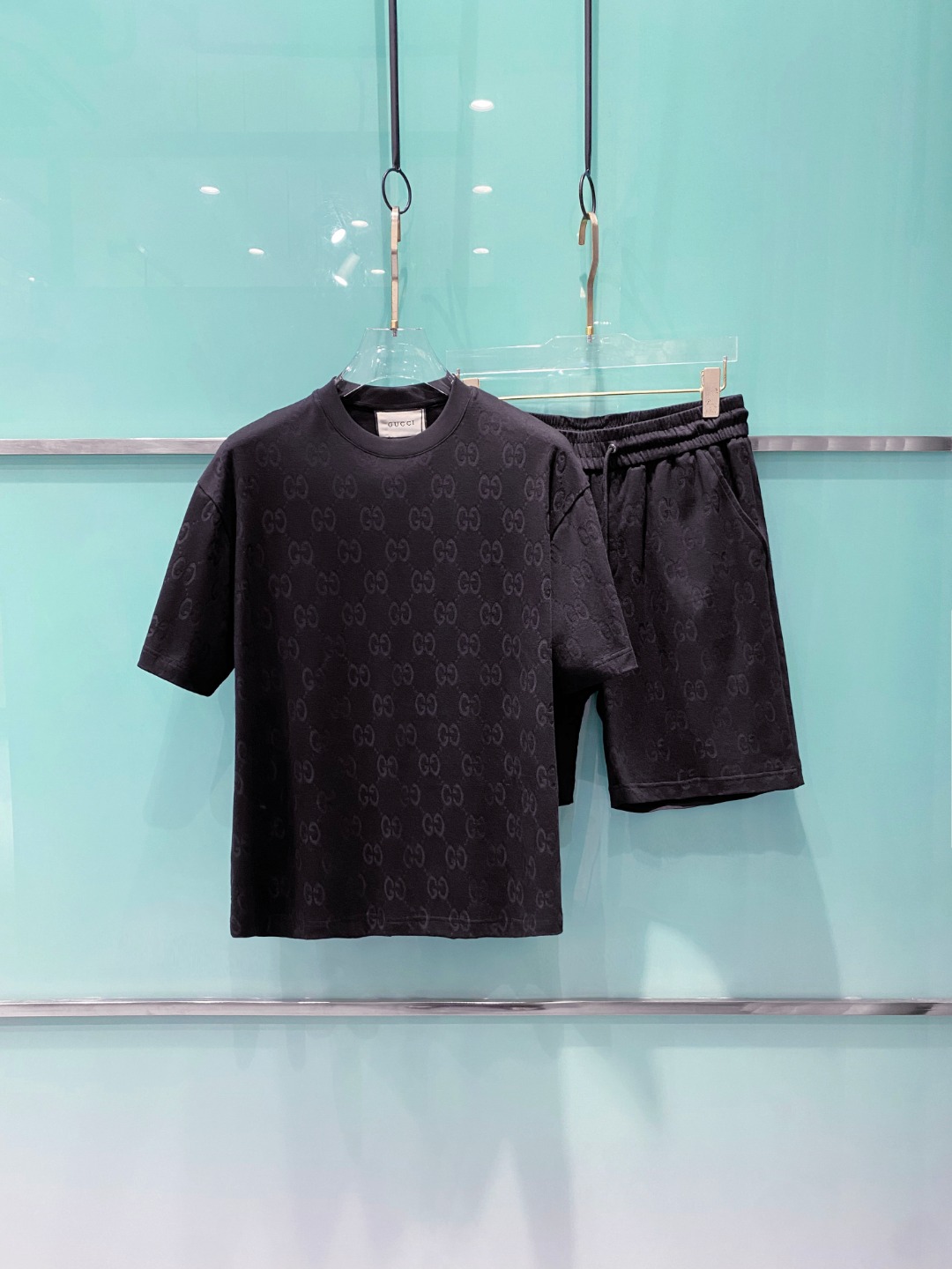 NO:485570,Guqi 2025 spring and summer latest model, same style for men and women, classic design short-sleeved T-shirt shorts suit, customized pure cotton fabric, soft touch, comfortable to wear, fine workmanship. The upper body effect is invincible and handsome, size M-3XL, shorts, T-shirt, tees, t-shirt, alexander wang19860909古奇 2025春夏最新款,男女同款,经典设计短袖T恤短裤套装,定制纯棉面料,手感柔软,穿着舒适,做工精细.上身效果无敌帅气,码数M-3XL,,shorts,T-shirt,tees，t-shirt,alexander wang,Men's clothing