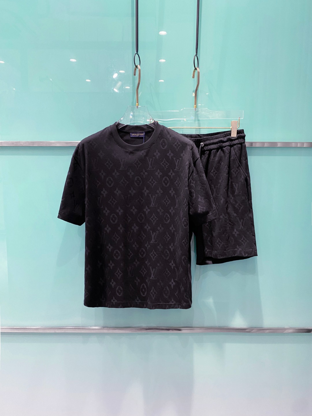 NO:485579,LV 2025 Spring and Summer latest model, men and women, classic design short-sleeved T-shirt shorts suit, customized pure cotton fabric, soft touch, comfortable to wear, fine workmanship. The upper body effect is invincible and handsome, size M-3XL, louis vuitton, shorts, T-shirt, tees, t-shirt, alexander wang19860909LV 2025春夏最新款,男女同款,经典设计短袖T恤短裤套装,定制纯棉面料,手感柔软,穿着舒适,做工精细.上身效果无敌帅气,码数M-3XL,,louis vuitton,shorts,T-shirt,tees，t-shirt,alexander wang,Men's clothing