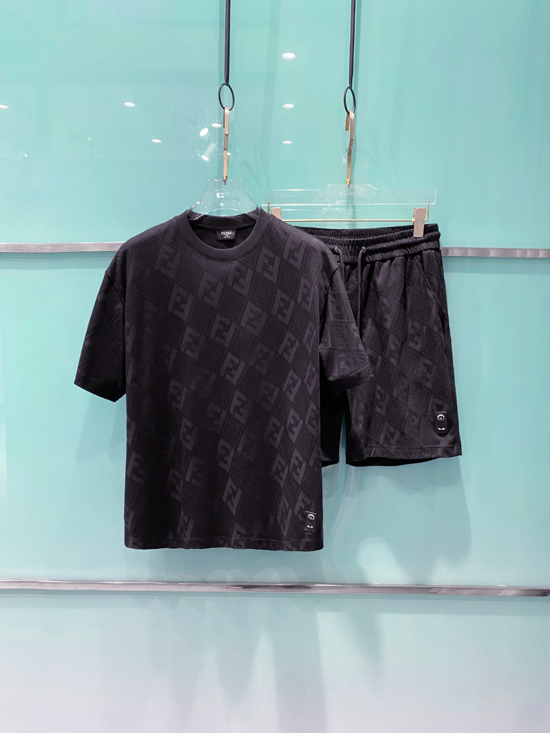 NO:485587,Fendi 2025 spring and summer latest model, same style for men and women, classic design short-sleeved T-shirt shorts suit, customized pure cotton fabric, soft touch, comfortable to wear, fine workmanship. The upper body effect is invincible and handsome, size M-3XL, fendi, shorts, T-shirt, tees, t-shirt, alexander wang19860909芬迪 2025春夏最新款,男女同款,经典设计短袖T恤短裤套装,定制纯棉面料,手感柔软,穿着舒适,做工精细.上身效果无敌帅气,码数M-3XL,,fendi,shorts,T-shirt,tees，t-shirt,alexander wang,Men's clothing