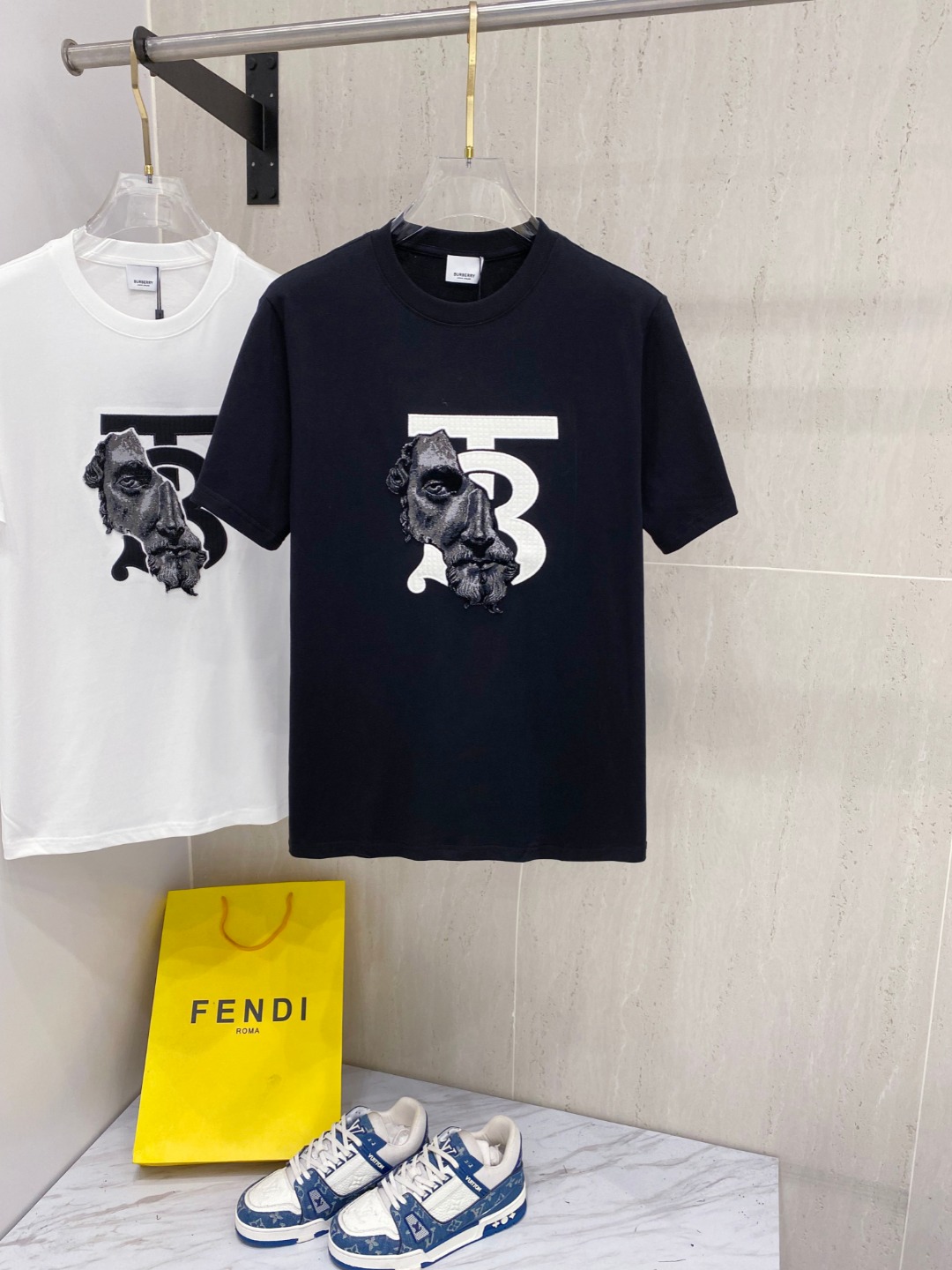 巴宝*Burberry 25SS春夏新款首发专柜最新款短袖圆领T恤 高端订制 设计前卫时尚！品牌logo