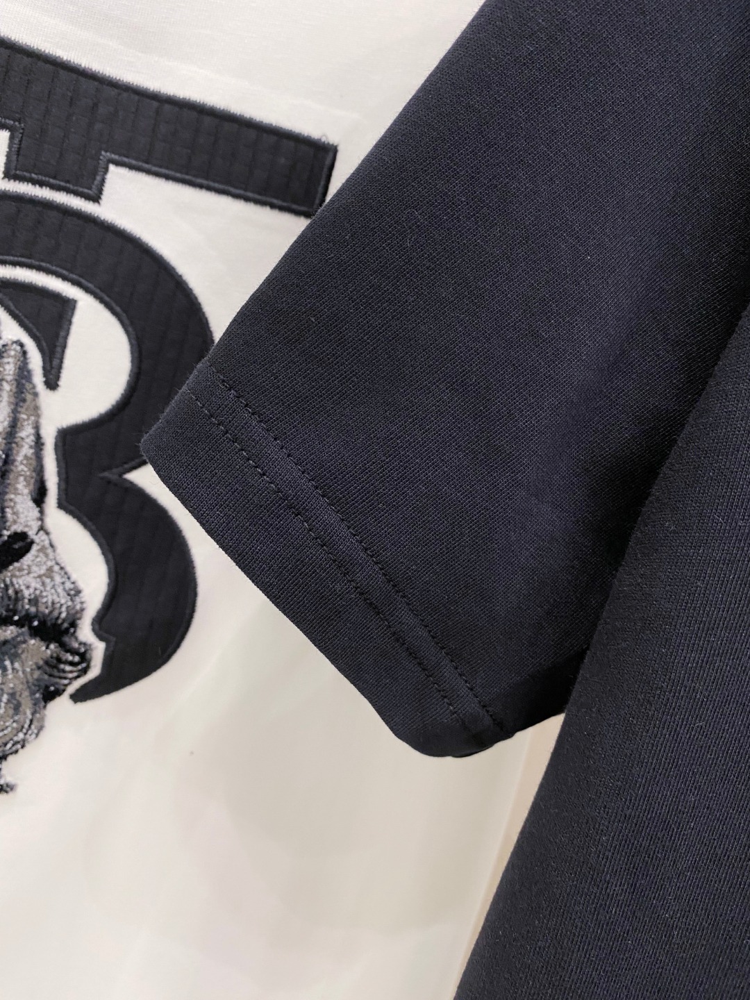 巴宝*Burberry 25SS春夏新款首发专柜最新款短袖圆领T恤 高端订制 设计前卫时尚！品牌logo