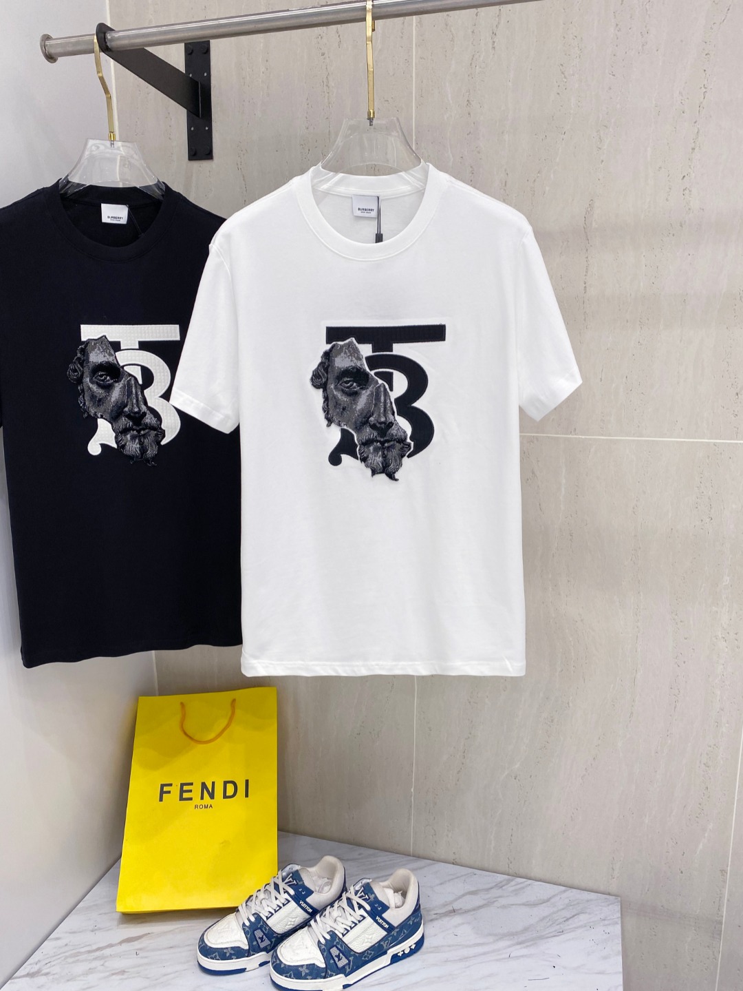 NO:517803,Burberry 25SS spring and summer new style first-time counter latest short-sleeved round-neck T-shirt, high-end customization, avant-garde and fashionable design!  Brand logo heavy craft design, high-end custom fabric, soft feel, comfortable to wear, imported high-end fabrics are very delicate, the details and craftsmanship are exquisite, the counter-level exquisite car line, fine workmanship, extremely shaping item, any fashion can be matched with, the style is super good. A must-have item for trendy men. Color white and black Size S-XXL Size reference S-Shoulder width 45 bust 101 length 68 M-Shoulder width 46 bust 105 long 70 L-Shoulder width 47 bust 109 long 72 XL-Shoulder width 48 bust 113 long 74 XXL-Shoulder width 49 bust 117 long 76, burberry, burberry, T-shirt,tees, t-shirt,alexander wang19860909巴宝*Burberry 25SS春夏新款首发专柜最新款短袖圆领T恤 高端订制 设计前卫时尚！品牌logo重工艺设计,高端定制面料,手感柔软,穿着舒适,客供进口高档面料质感非常细腻,细节工艺精湛考究,专柜级别精致车线,做工精细,塑造性极高的一款单品,任何时装都可以搭配,版型超级好 潮男必备单品 颜色白色、黑色 尺码S-XXL 尺寸参考 S码肩宽45胸围101衣长68 M码肩宽46胸围105衣长70 L码肩宽47胸围109衣长72 XL码肩宽48胸围113衣长74 XXL码肩宽49胸围117衣长76,,burberry,burberry,T-shirt,tees，t-shirt,alexander wang,Men's clothing