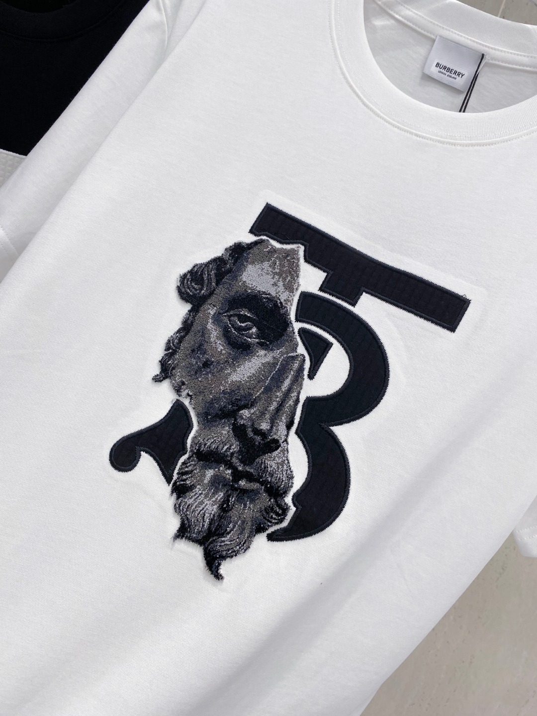 巴宝*Burberry 25SS春夏新款首发专柜最新款短袖圆领T恤 高端订制 设计前卫时尚！品牌logo